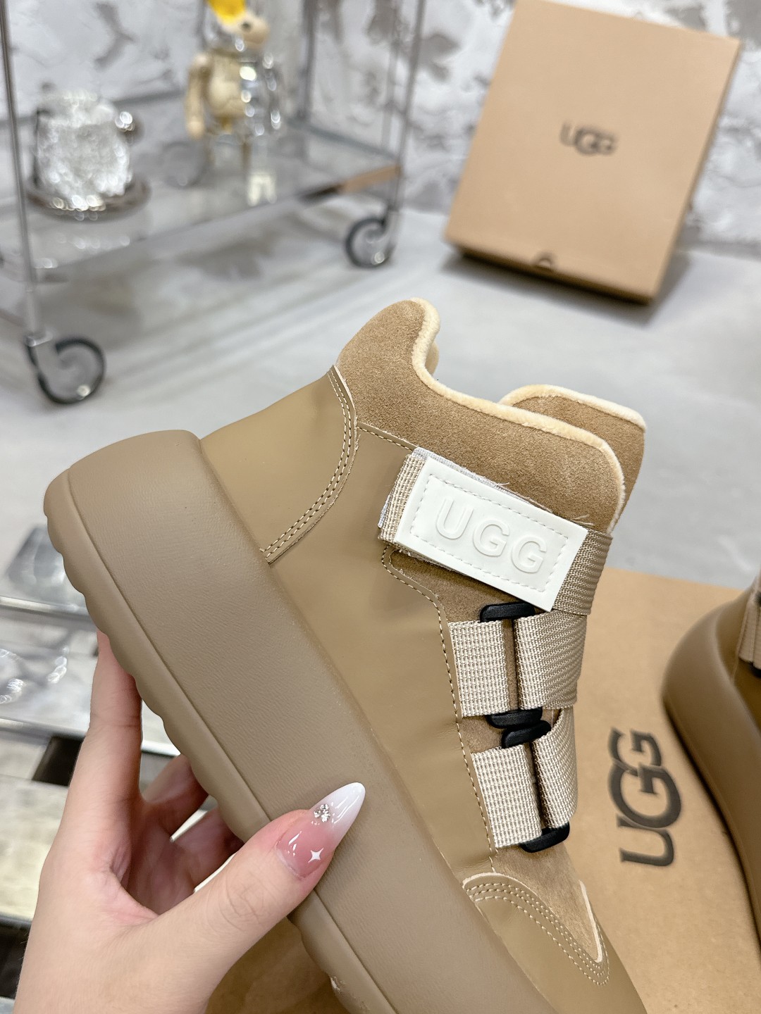 UGG 魔术贴面包鞋 小高帮デザインで楽々コーデ