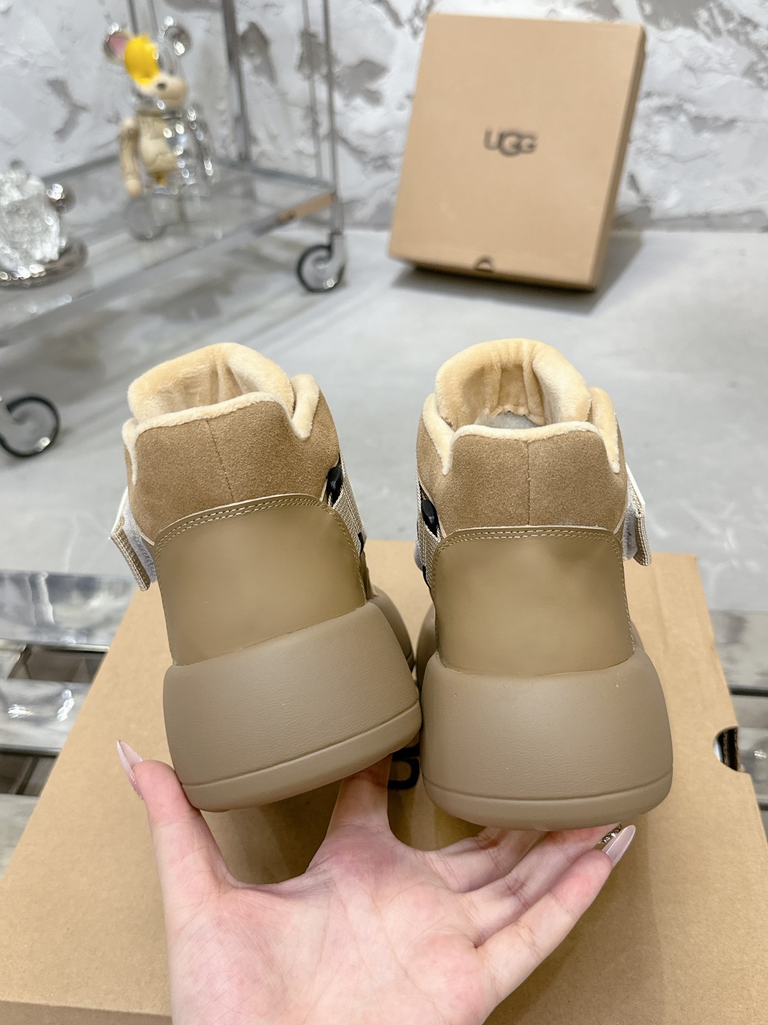 UGG 魔术贴面包鞋 小高帮デザインで楽々コーデ