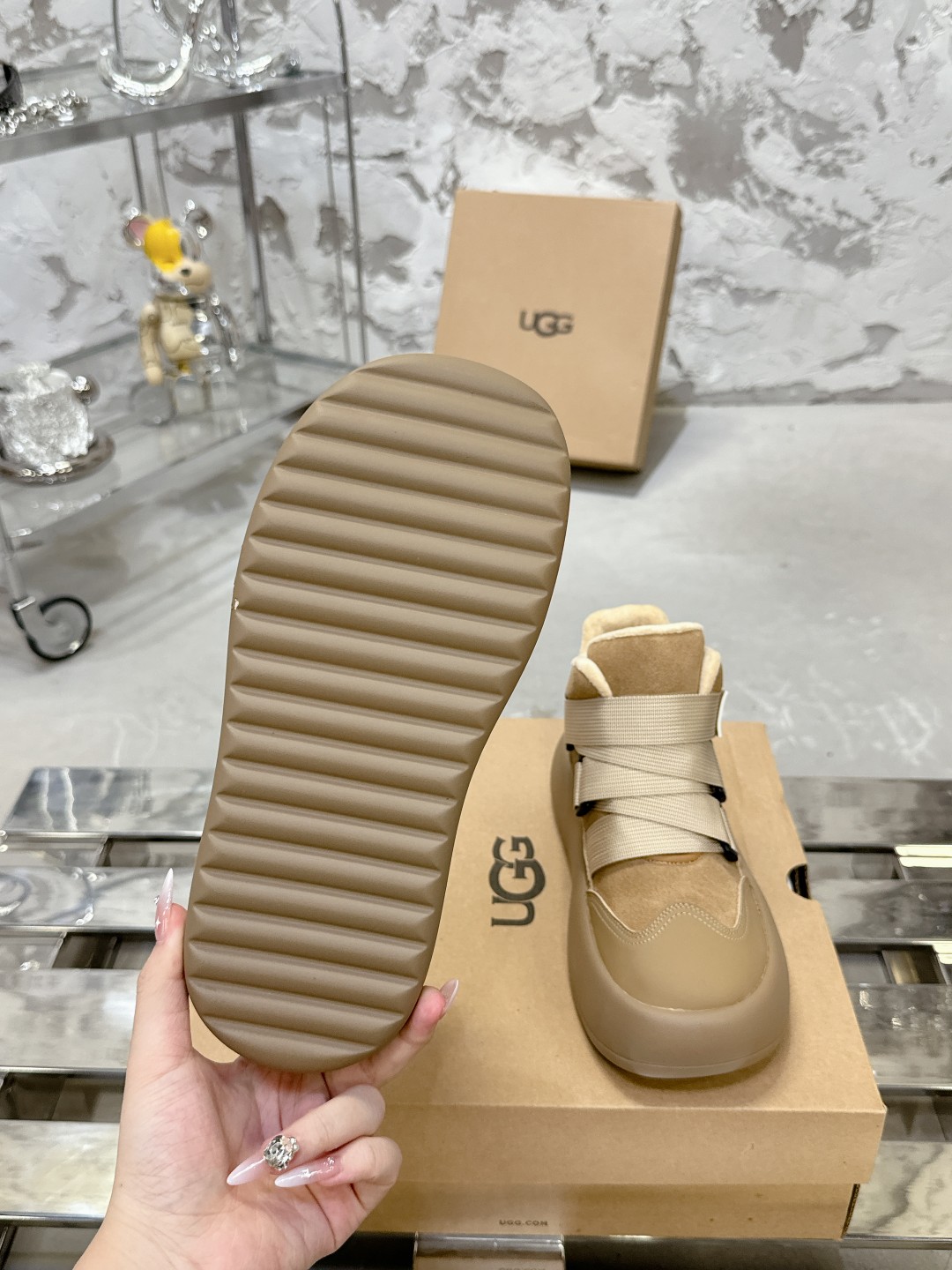 UGG 魔术贴面包鞋 小高帮デザインで楽々コーデ