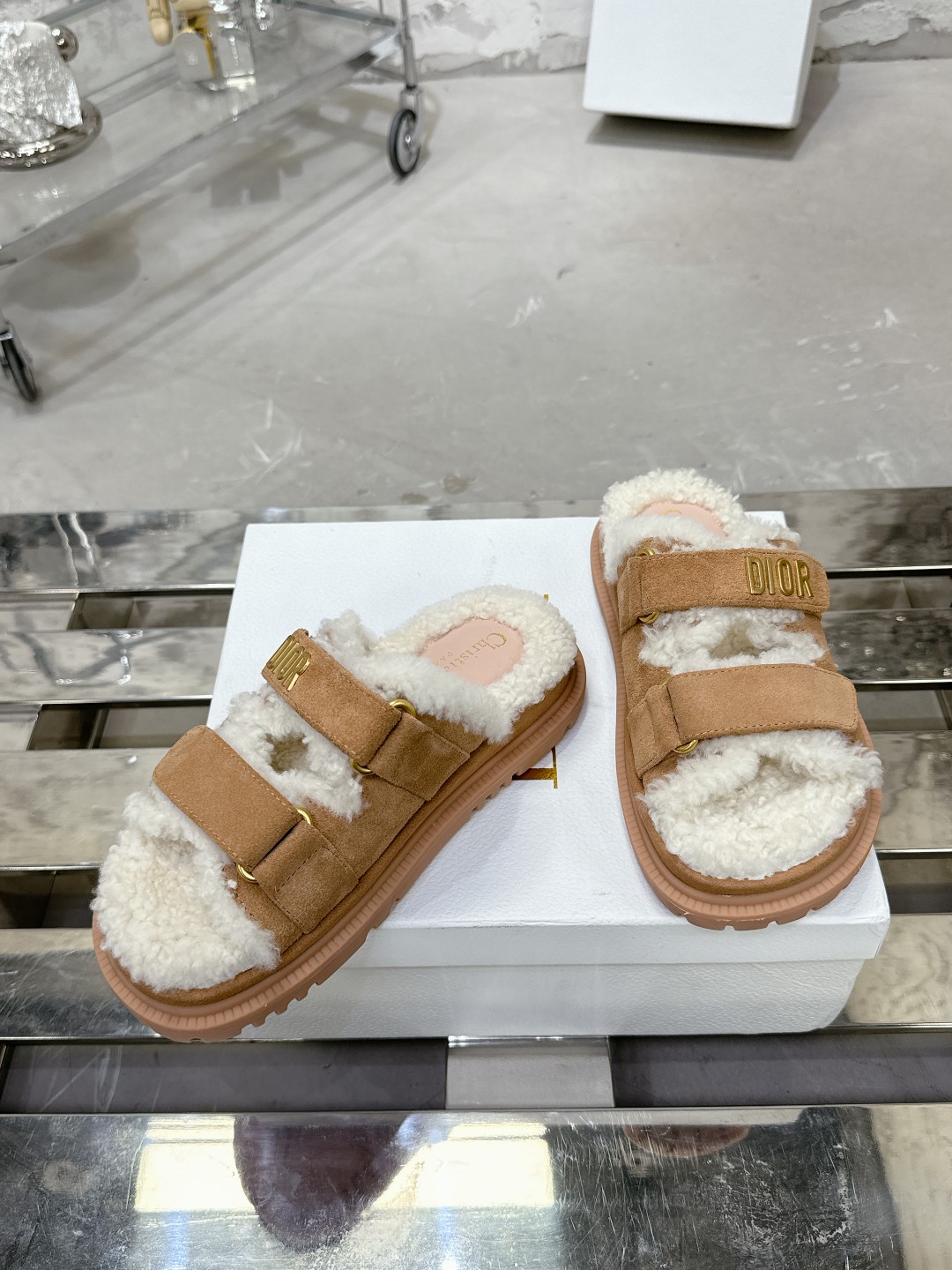 Dioract 米色羊皮革サンダル - 快適さとスタイルの融合