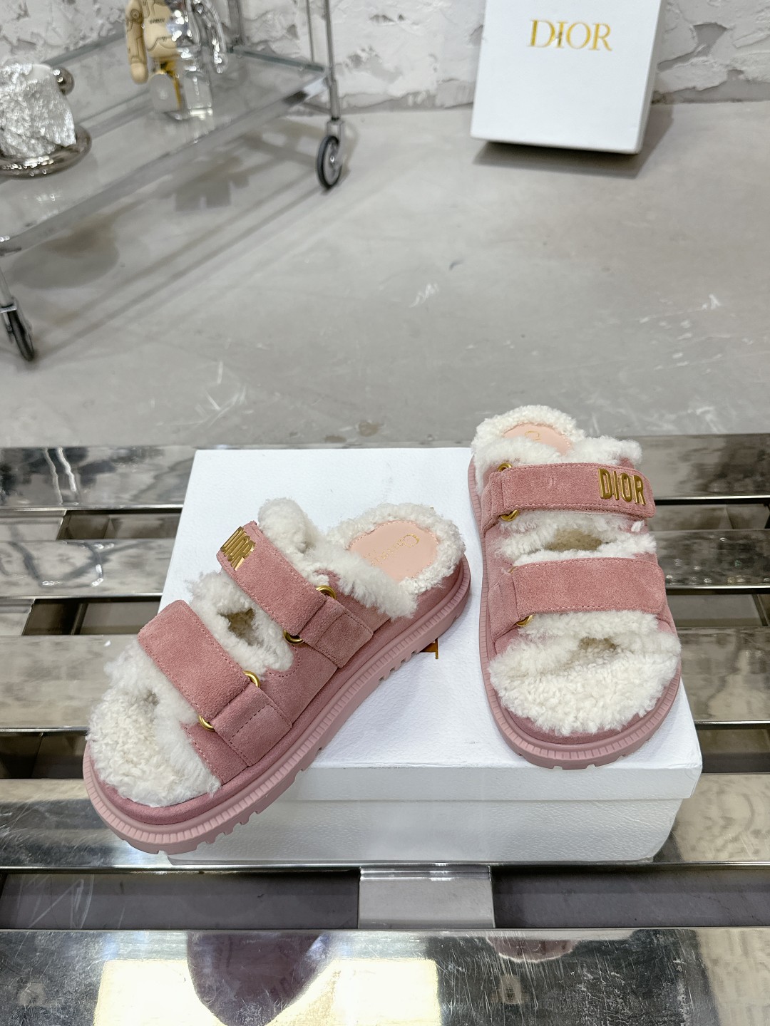 Dioract サンダル - 上質な羊皮革と快適なデザイン