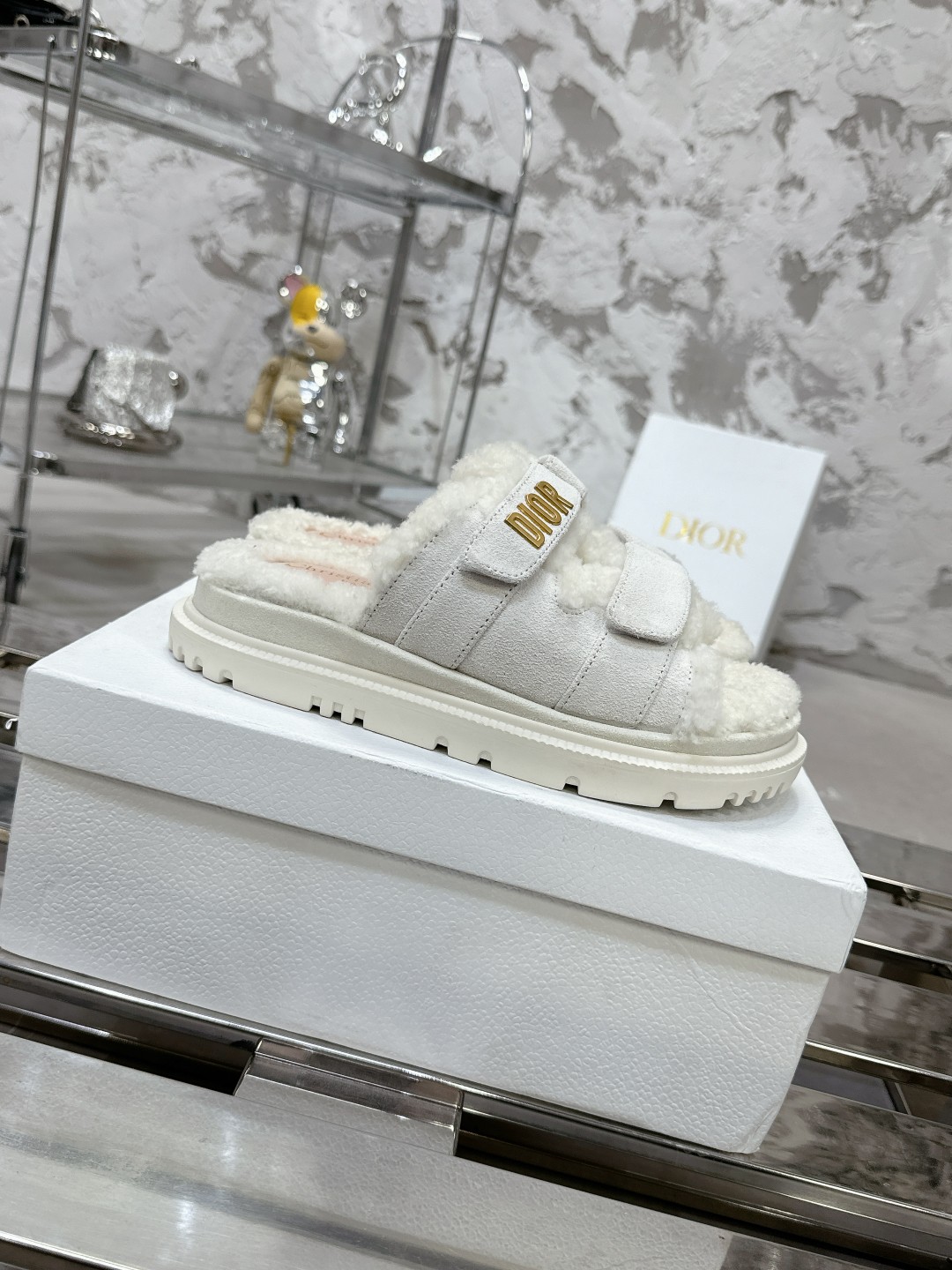 Dioract サンダル - 上質な羊皮革と贅沢なデザイン