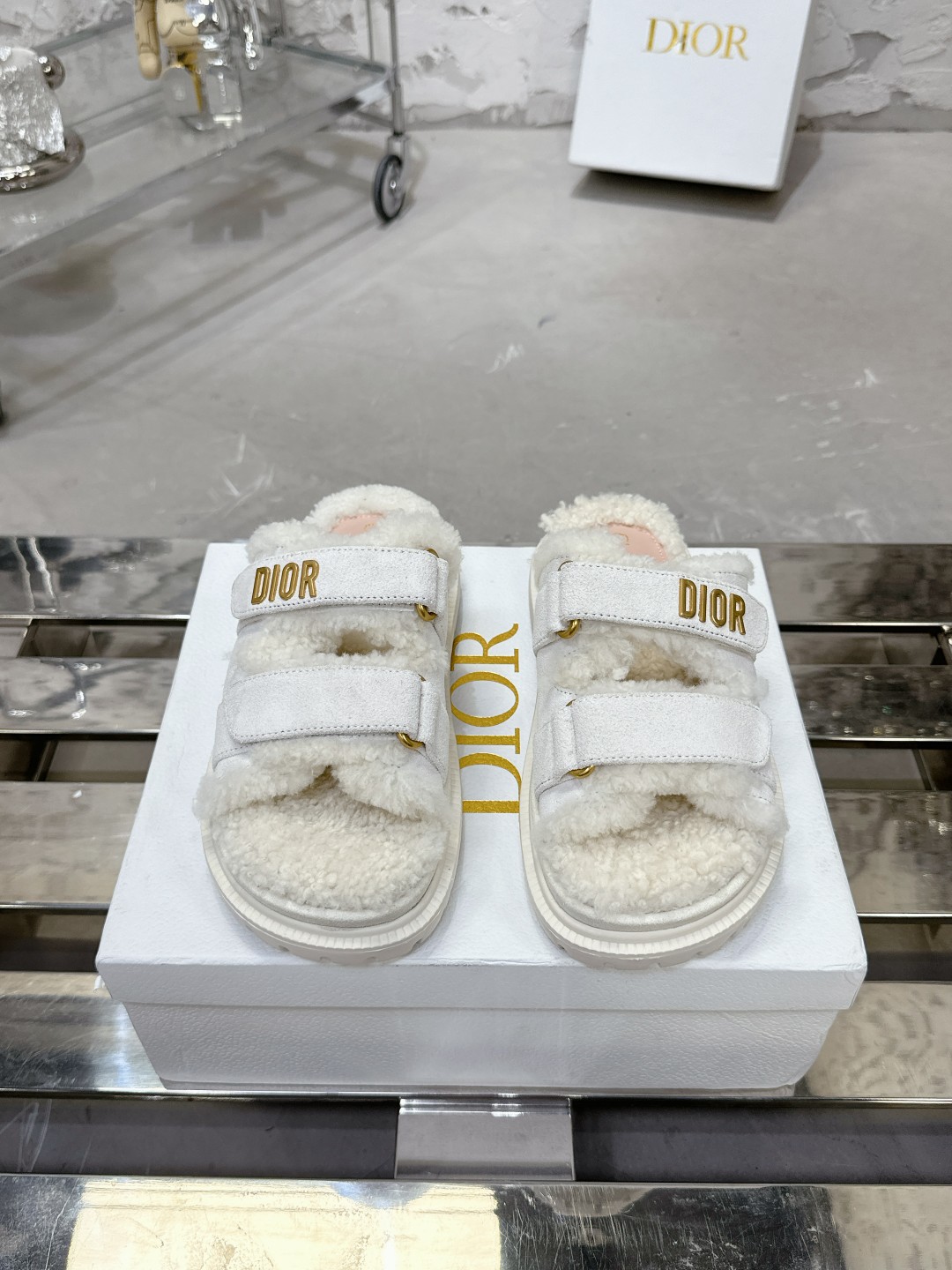 Dioract サンダル - 上質な羊皮革と贅沢なデザイン