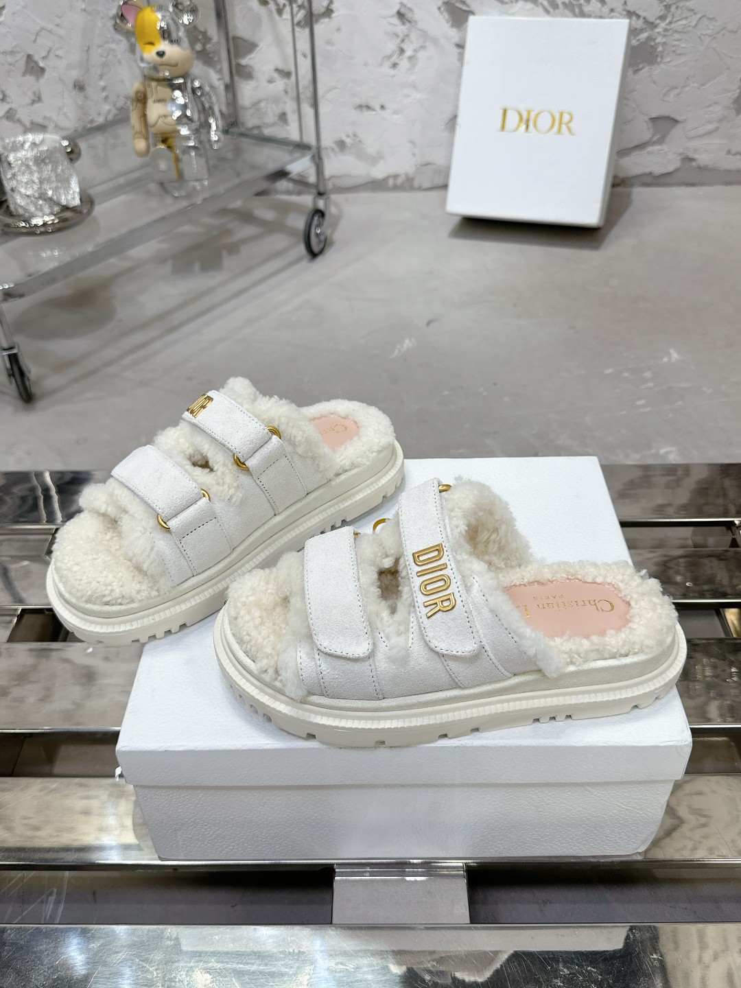 Dioract サンダル - 上質な羊皮革と贅沢なデザイン