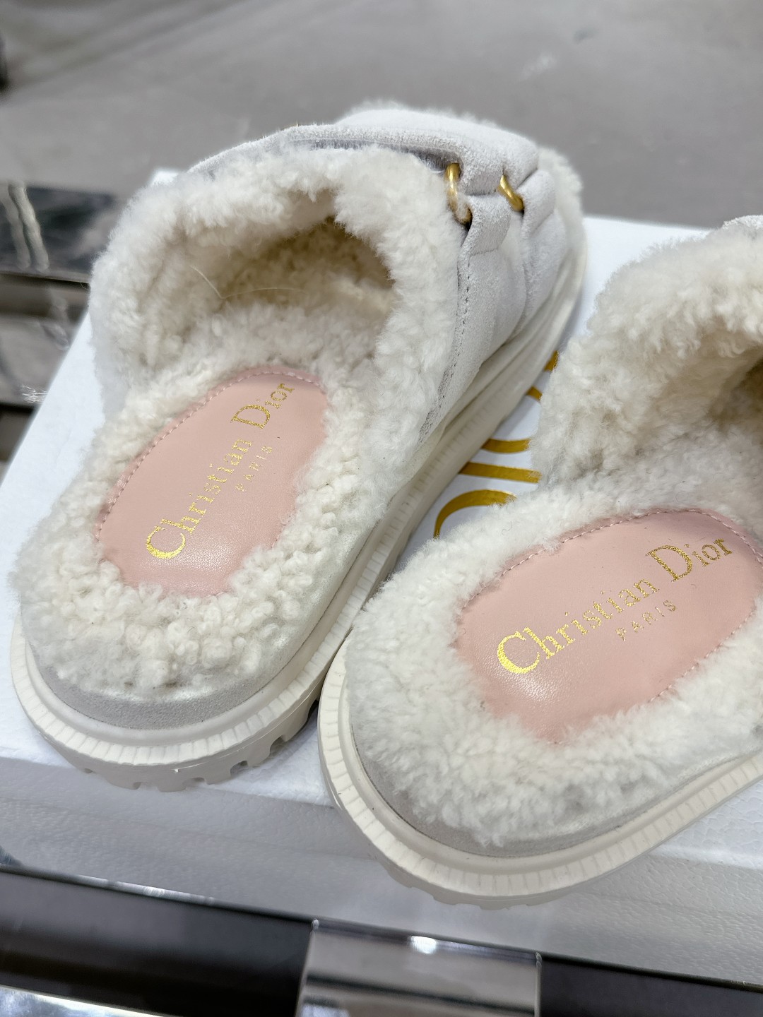 Dioract サンダル - 上質な羊皮革と贅沢なデザイン