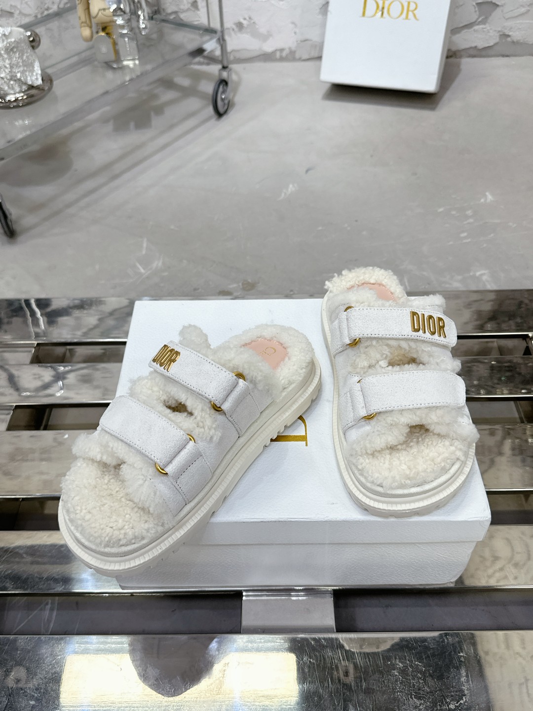 Dioract サンダル - 上質な羊皮革と贅沢なデザイン