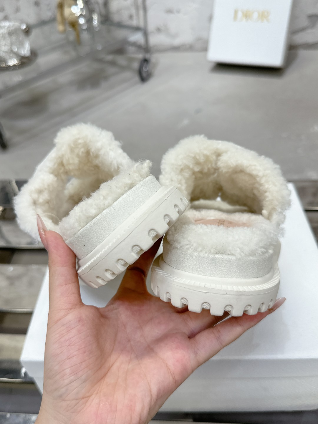 Dioract サンダル - 上質な羊皮革と贅沢なデザイン