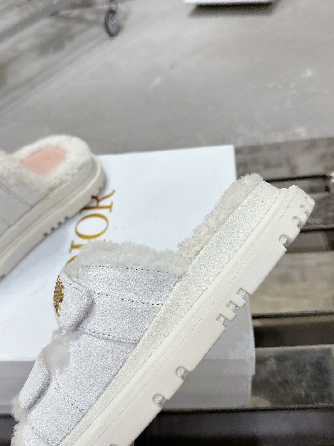 Dioract サンダル - 上質な羊皮革と贅沢なデザイン