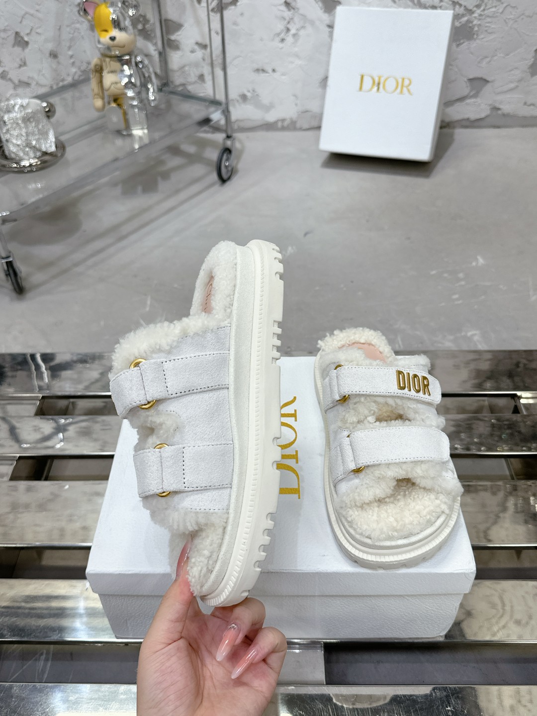 Dioract サンダル - 上質な羊皮革と贅沢なデザイン