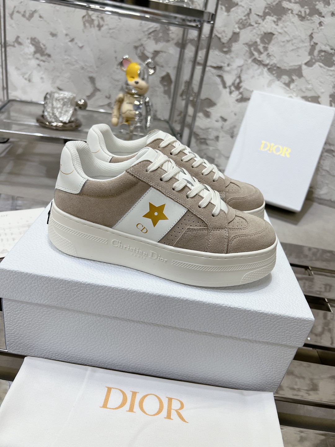 NO:230308,Top version!  !  !  Dior's latest Star series, pentagram, thick sole, sponge cake shoes, casual sports shoes, white shoes, original purchase and development, making products. This Dior Star sports shoes are a new product in autumn 2024, rich and classic series in a fashionable style. They are carefully crafted from white cowhide leather, with the front decorated with suede cowhide leather inserts, and black CD logos and stars on both sides. They are light and thick logo sole, which can be matched with casual style throughout the year. Delivery counter exquisite packaging. Original custom imported head layer cowhide inner original imported breathable net. Sole original open molded anti-slip rubber outsole. Sole thickness 4.5CM Size: women's 35-40, casual shoes/sports shoes, dior, dior, sneakers, cowhide19860909顶级版本！！！ Dior迪奥 最新Star系列 五角星 厚底 松糕鞋 休闲 运动鞋 小白鞋 原版购入开发 做货 这款 Dior Star 运动鞋是二零二四秋季新品,以时髦风格丰富经典系列.采用白色牛皮革精心制作,正面饰以同色调绒面牛皮革镶片,两侧饰以黑色 CD 标志和星星.采用轻盈厚实的标志鞋底,可全年与休闲造型搭配 配送专柜精美包装 面料原版定制进口头层牛皮 内里原版进口透气网里 鞋底原版开模防滑橡胶大底 底厚4.5CM Size:女款35-40,休闲鞋/运动鞋,dior,dior,sneakers,cowhide,Women's Shoes