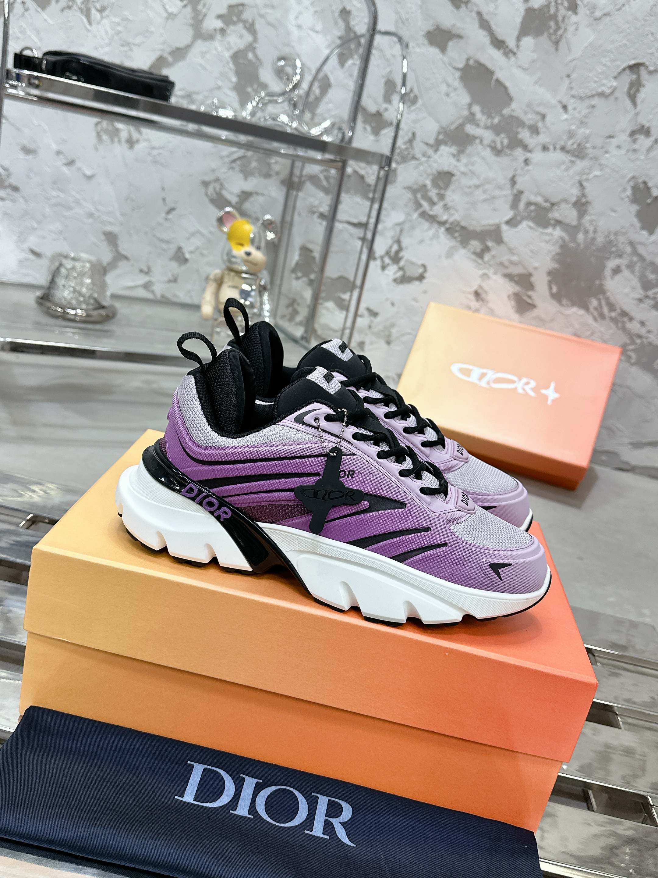 NO:257243,Dior Latest B44 Blade Series Couple Style Casual Thick Sole Sneakers Running Shoes!  Original purchase and development. Made this B44 Blade sneaker comes from the DIOR AND LEWIS HAMILTON exclusive limited series. It uses a full silhouette design, eye-catching and fashionable, and inspired by the era. It is carefully crafted with gradient blue mesh fabric, paired with the same-toned technological fabric, and the sole is decorated with contrasting Blade inserts to pay tribute to running. The DIOR AND LEWIS HAMILTON logo hanging down from the holes, and the upper, heel and sides are embellished with Dior logo. It is more refined with black laces. The rear inner padded support design highlights the sporty aesthetic style, which can add a modern style to various casual styles. The delivery counter is exquisitely packaged. The original imported fabric is imported cowhide. The inner lining is imported original imported breathable mesh.  Original open mold-proof rubber material, bottom thickness 5.5CM Size women's model 35-40 / men's model 39-46, dad shoes, dior, dior, sneakers, cowhide19860909Dior 迪奥 最新B44 Blade系列 情侣款 休闲 厚底 运动鞋跑鞋！ 原版购入开发 做货 这款 B44 Blade 运动鞋来自 DIOR AND LEWIS HAMILTON 尊享限定系列,采用充盈的廓形设计,醒目时尚,灵感源自 年代.采用渐变蓝色网眼织物精心制作,搭配同色调科技面料拼接,鞋底饰以对比鲜明的 Blade 镶片,向跑步运动致敬.DIOR AND LEWIS HAMILTON 标志吊饰从孔眼垂悬而下,鞋面、鞋跟和侧面均点缀以 Dior 标志.搭配黑色鞋带更显精致,后侧内部加垫支撑设计彰显运动审美风格,可为各式休闲造型增添现代风范 配送专柜精美包装 面料原版进口头层牛皮 内里原版进口透气网里 鞋底原版开模防滑橡胶材质 底厚5.5CM Size女款35-40 / 男款39-46,老爹鞋,dior,dior,sneakers,cowhide,Women's Shoes