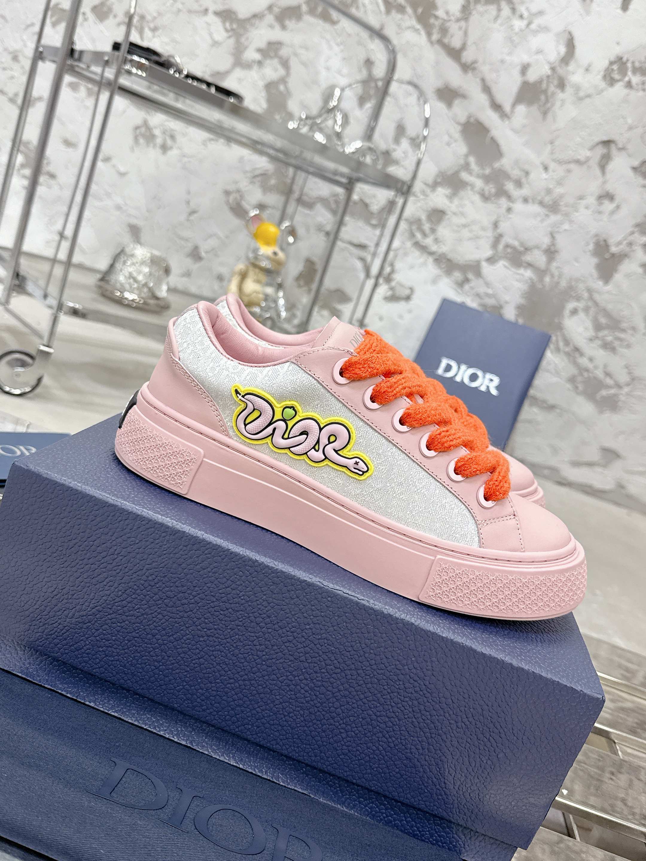 NO:443355,Top version!  !  !  Dior Dior B33 series Latest Snake Year Limited Couple Style Casual Sports Shoes Skateboard Shoes Original Purchase Development Made This B33 sneakers are a new product for fall 2023. They reinterpret classic tennis shoes, and the stylish silhouette highlights the thick feeling. They are carefully crafted from navy blue and white jacquard fabrics, decorated with Oblique prints, suede inserts, and a unique padded tongue with Dior embossed logo, paired with navy blue mohair wide laces and matte tone finish brass eyelets. White Dior Oblique patterned rubber sole, and the back is decorated with a contrasting Dior 30 Avenue Montaigne logo to enhance the style. It can add a stylish temperament to the casual look. The delivery counter is exquisitely packaged  Original custom fabric Oblique presbyopia + cowhide Inner lining original custom sheepskin + breathable mesh original sole open mold anti-slip TPU material Sole thickness 4CM Size: Women's model 35-41 / Men's model 39-46, casual shoes/sports shoes, dior, dior, sneakers, cowhide, sheepskin19860909顶级版本！！！ 迪奥Dior B33系列 最新蛇年限定 情侣款 休闲 运动鞋 滑板鞋 原版购入开发 做货 这款 B33 运动鞋是二零二三秋季新品,重新诠释经典的网球鞋,时尚的廓形突显厚实感.采用海军蓝色和白色提花面料精心制作,饰以 Oblique 印花,搭配绒面革镶片,别具一格的加垫鞋舌点缀以 Dior 压花标志,搭配海军蓝色马海毛宽鞋带和哑光同色调饰面黄铜孔眼.白色 Dior Oblique 图案橡胶鞋底,后侧饰以对比鲜明的 Dior 30 Avenue Montaigne 标志提升格调.可为休闲造型增添时尚气质 配送专柜精美包装 面料原版定制Oblique老花+牛皮 内里原版定制羊皮+透气网里 鞋底原版开模防滑TPU材质 底厚4CM Size:女款35-41 / 男款39-46,休闲鞋/运动鞋,dior,dior,sneakers,cowhide,sheepskin,Women's Shoes