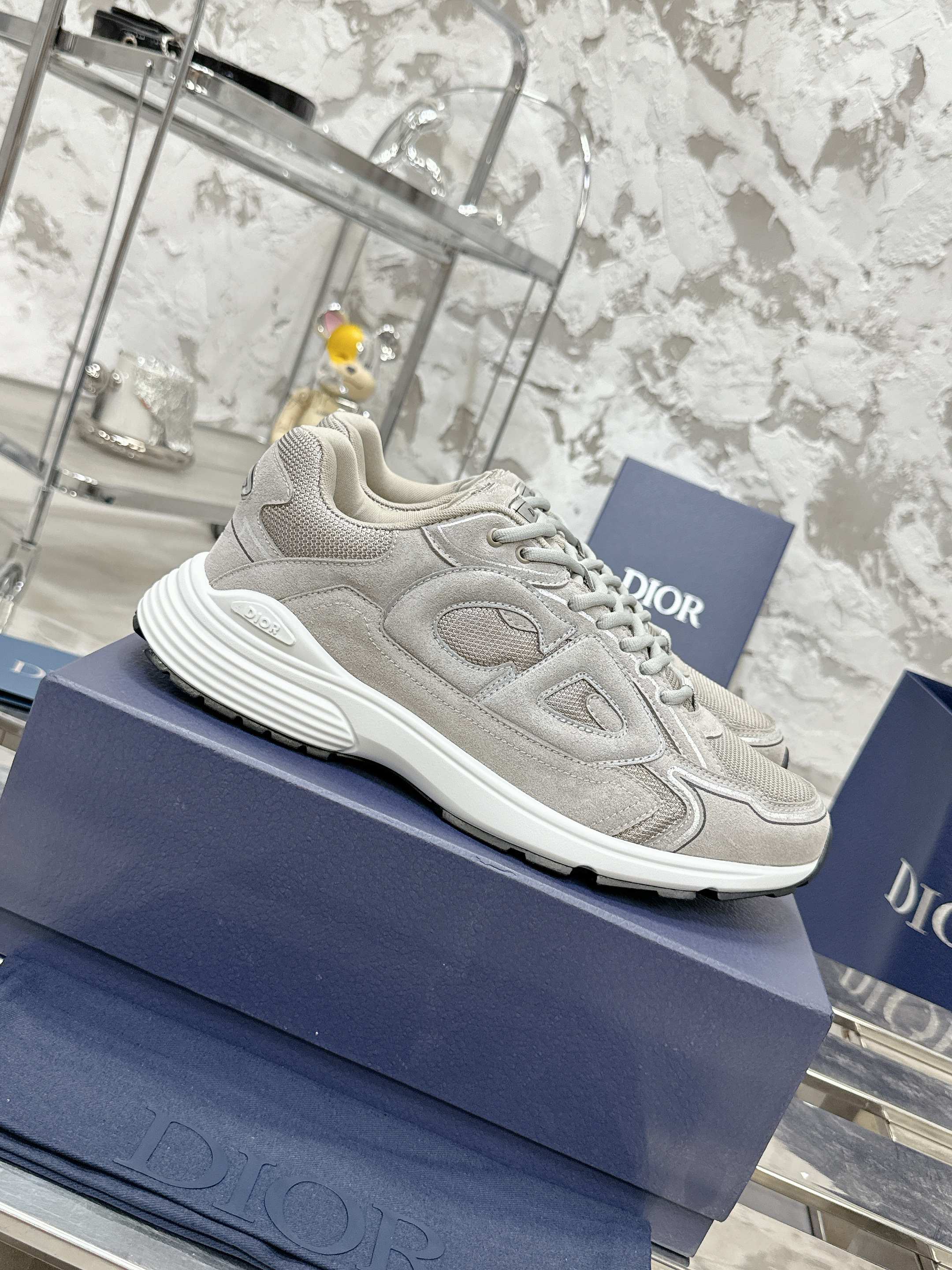 NO:411141,Dior's latest color matching B30 series, reflective, dad sneakers, original purchase and development, making products, brand new B30 sneakers, adapting to the trend of the retro market, the Dior logo on the tongue of the Dad Shoes style shoe also indicates that this pair of shoes is the B30 model!  B30 uses delicate textured leather and mesh fabric materials to splice into the shoe body, and there are conspicuous letter CDs on both sides of the shoe body to indicate identity, and the shoe body outlines the details, making the shoes look less monotonous and retro. Exquisite packaging for the delivery counter. Original customized technology fabric + mesh. Customized inner lining. Original mold opening IP foam + TPU sole. Sole thickness 3.5CM. Size women's size 35-40/men's size 39-46. Casual shoes/sports shoes, dior, dior, sneakers.19860909Dior 迪奥最新配色B30系列 反光 老爹运动鞋 原版购入开发 做货 全新B30运动鞋 顺应复古市场的趋势的 Dad Shoes风格鞋款鞋舌上的Dior标志 也注明了这双鞋是B30的型号！B30运用了质感细腻的皮革和网眼布面材质拼接成鞋身,鞋身两侧有显眼的字母CD 表明身份,鞋身多处线条勾勒细节 让鞋子看起来不那么单调、复古味十足 配送专柜精美包装 面料原版定制科技面料+网面 内里定制透气内里 大底原版开模IP发泡+TPU大底 底厚3.5CM Size女码35-40 / 男码39-46,休闲鞋/运动鞋,dior,dior,sneakers,Women's Shoes