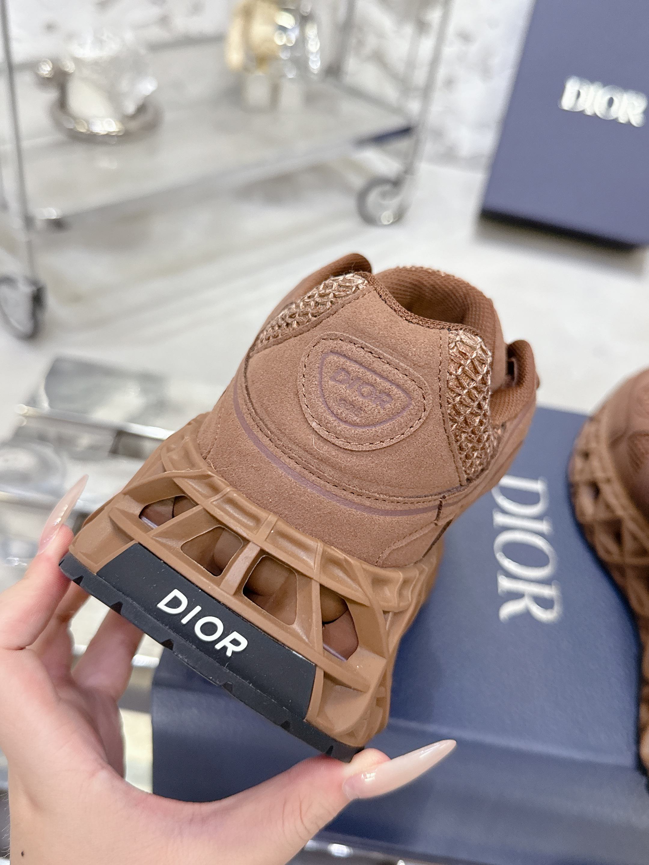 Dior B35 スニーカー - 春夏の高級デザイン