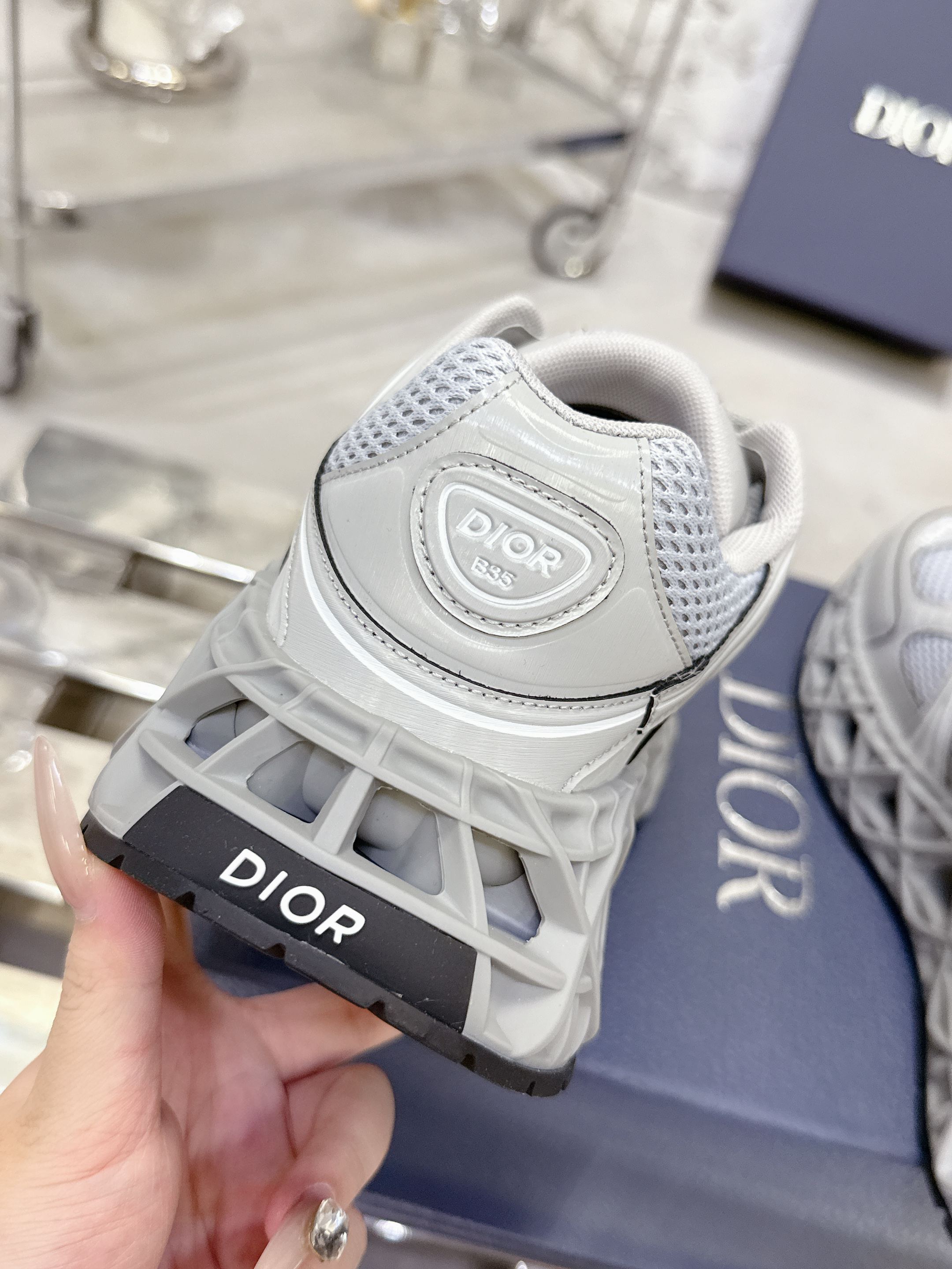 Dior B35 スニーカー - 春夏のラグジュアリーなデザイン