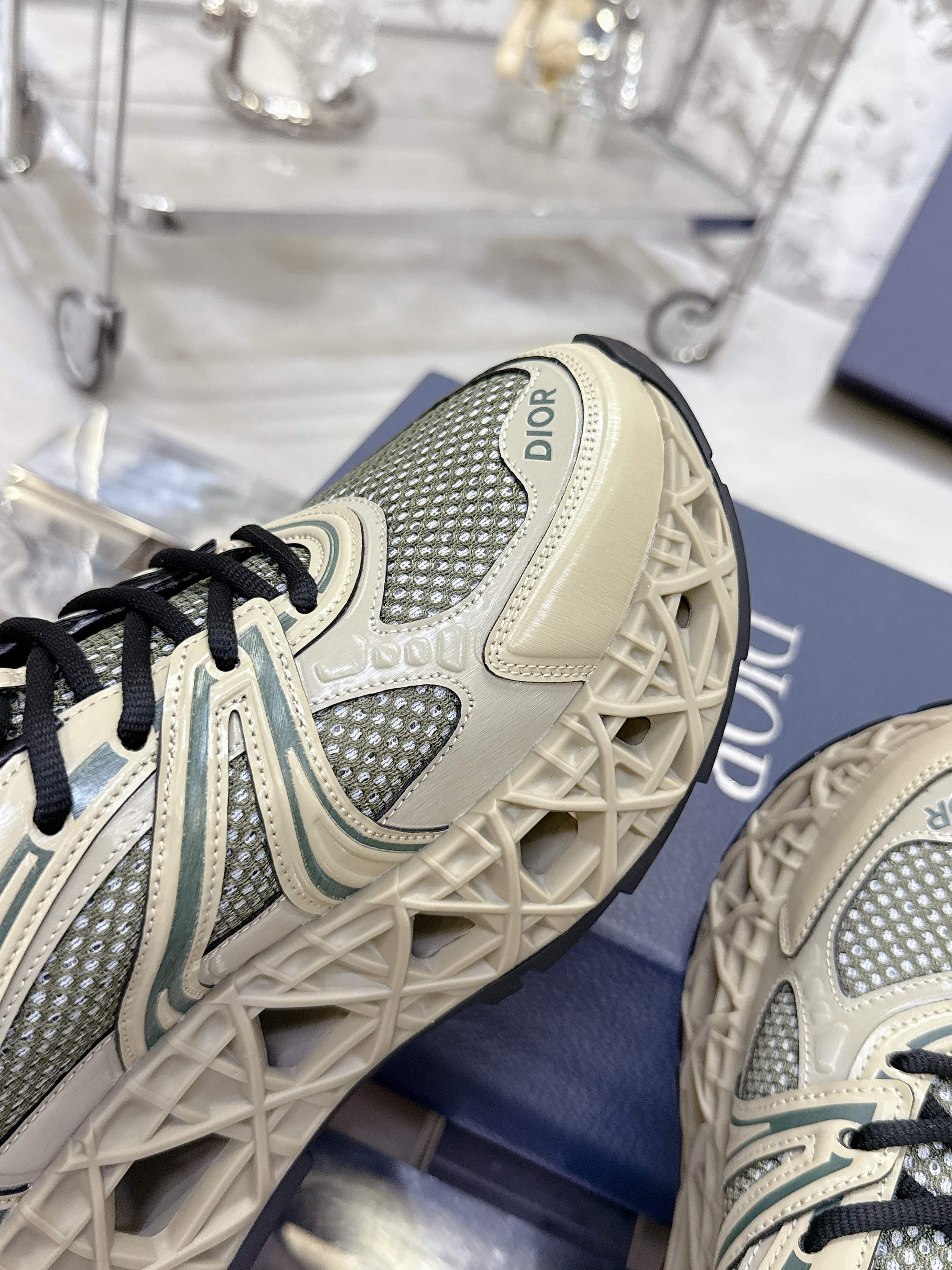 Dior B35 スニーカー - 春夏の高級感あふれるデザイン