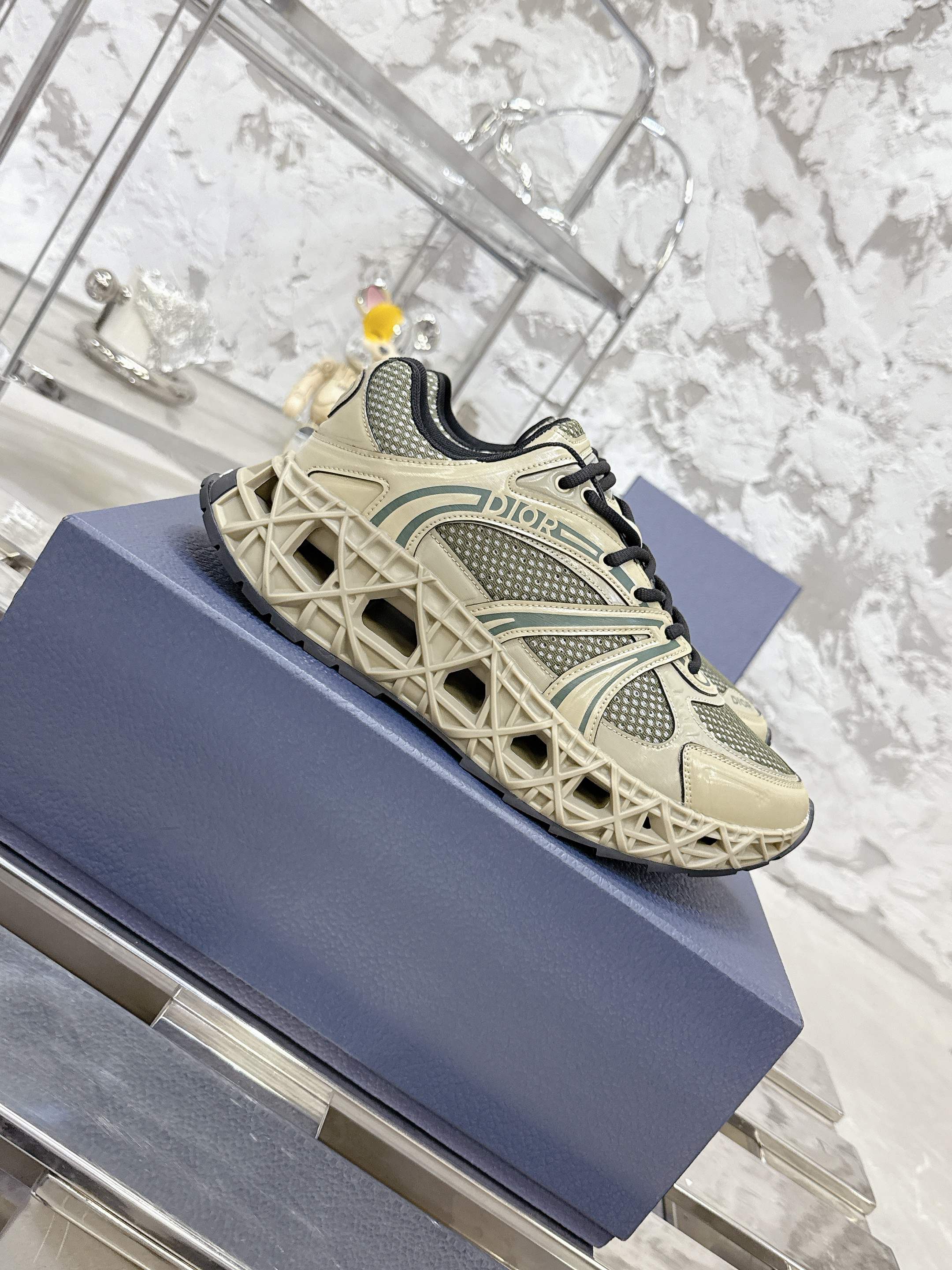 Dior B35 スニーカー - 春夏の高級感あふれるデザイン