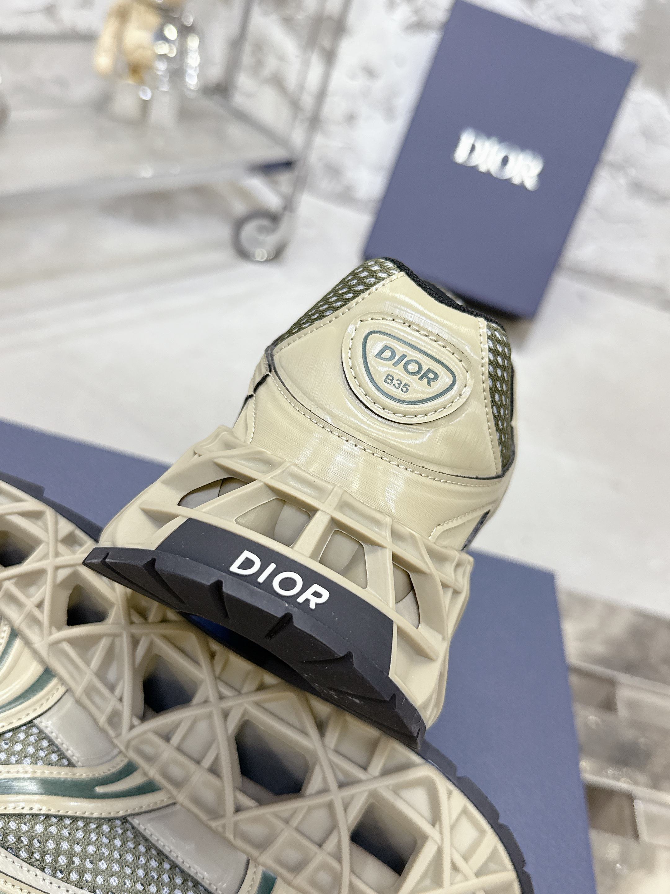 Dior B35 スニーカー - 春夏の高級感あふれるデザイン