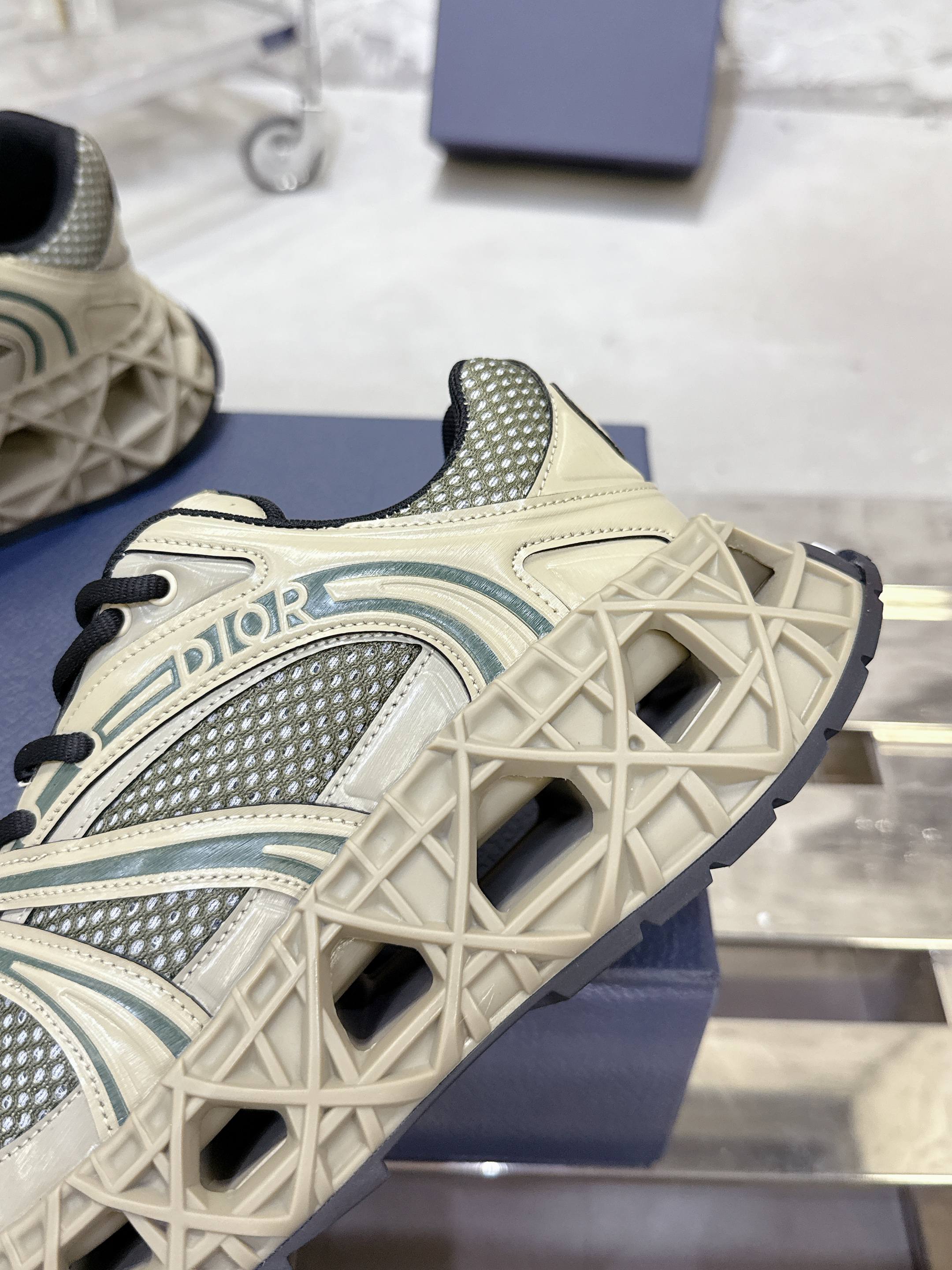 Dior B35 スニーカー - 春夏の高級感あふれるデザイン