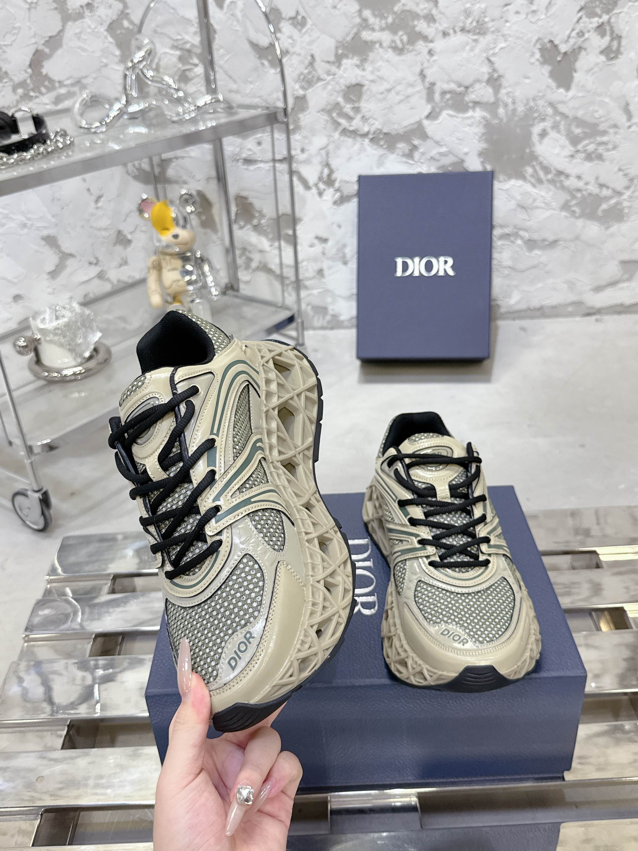 Dior B35 スニーカー - 春夏の高級感あふれるデザイン