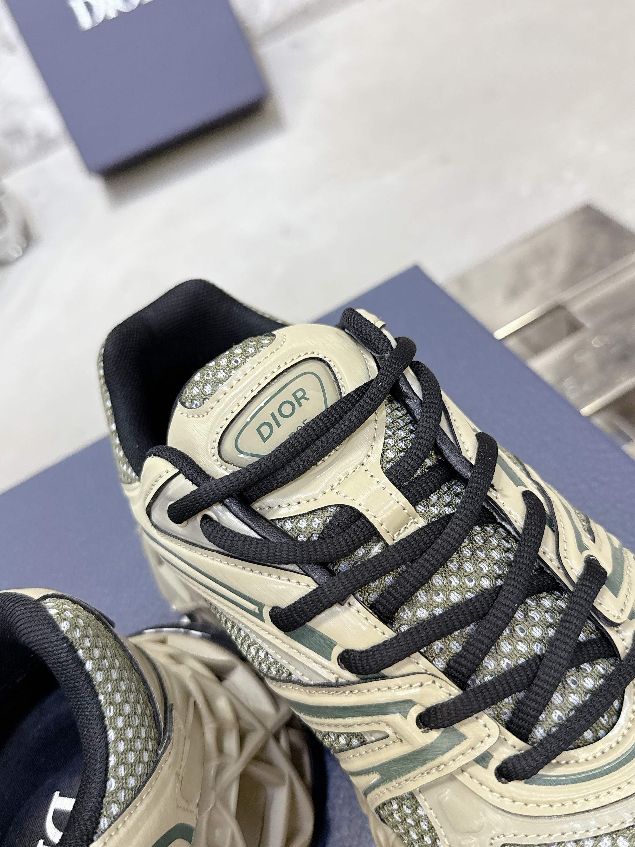 Dior B35 スニーカー - 春夏の高級感あふれるデザイン