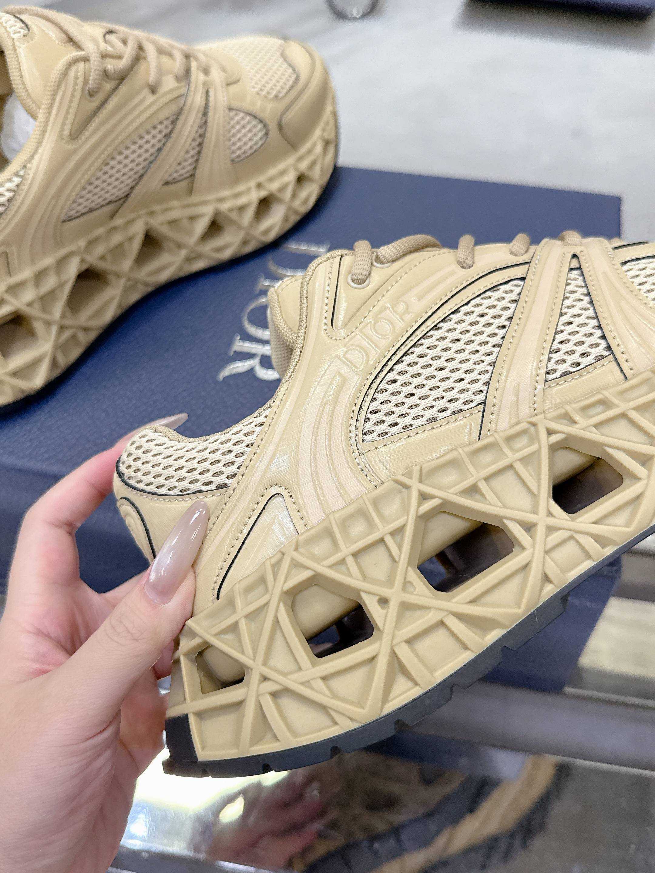 Dior B35 スニーカー - 春夏のラグジュアリーなデザイン