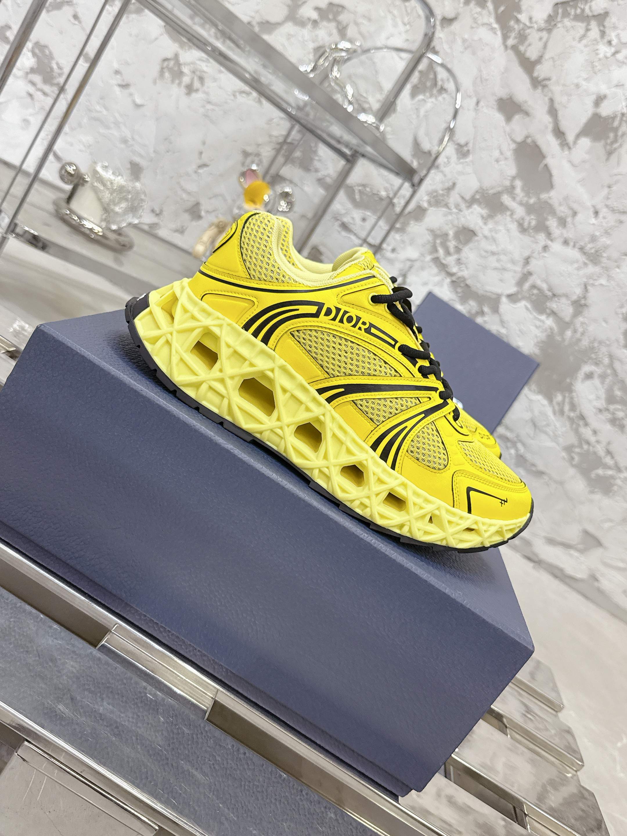 NO:545084,Top version!  !  !  Dior (B35) Spring and Summer Luxury Tribe DIOR Spring and Summer Men's Clothing Show, the show is set at the Valed Grass School in Paris. Kim Jones draws inspiration from the works of South African artist Hylton Nel. The details of the shoe are cleverly blending luxury craftsmanship and practicality, and it also has a fresh and childlike fun and bright temperament to create a hot spot for the new season. Dior KAWA is a joint brand, casual sneakers, reinterpreting running shoes with Dior's high-definition style. B35 uses delicate textured leather and mesh fabric materials, which are worn all seasons, comfortable and breathable, and the shoe body outlines the details, which are full of retro three-dimensional, and can create a casual look all year round!  Fabric cowhide/customized fabric material Inner: imported breathable net, original molded sole, Size39-46 (customized for 46), casual shoes/sports shoes, dior, dior, sneakers, cowhide19860909顶级版本！！！ Dior（B35) 春夏奢华部落 DIOR春夏男装大秀,秀场设在一巴黎瓦勒德格拉斯学校,Kim Jones从南非艺术家Hylton Nel的作品中撷取灵感,鞋履细节木屐底及部落元素巧妙糅合奢华工艺与实用性,又带着清新童趣和明媚气质,打造新一季热点.Dior KAWA迪奥联名,休闲运动鞋,以 Dior 的高订风格重新演绎跑步鞋.B35运用了质感细腻的皮革和网眼布面材质拼接而成,四季可穿,舒适透气,鞋身多处线条勾勒细节,复古立体感十足,可全年打造休闲造型！ 面料牛皮/定做布面材质 内里:进口透气网里 大底原版开模大底 Size39-46（46定做）,休闲鞋/运动鞋,dior,dior,sneakers,cowhide,Women's Shoes