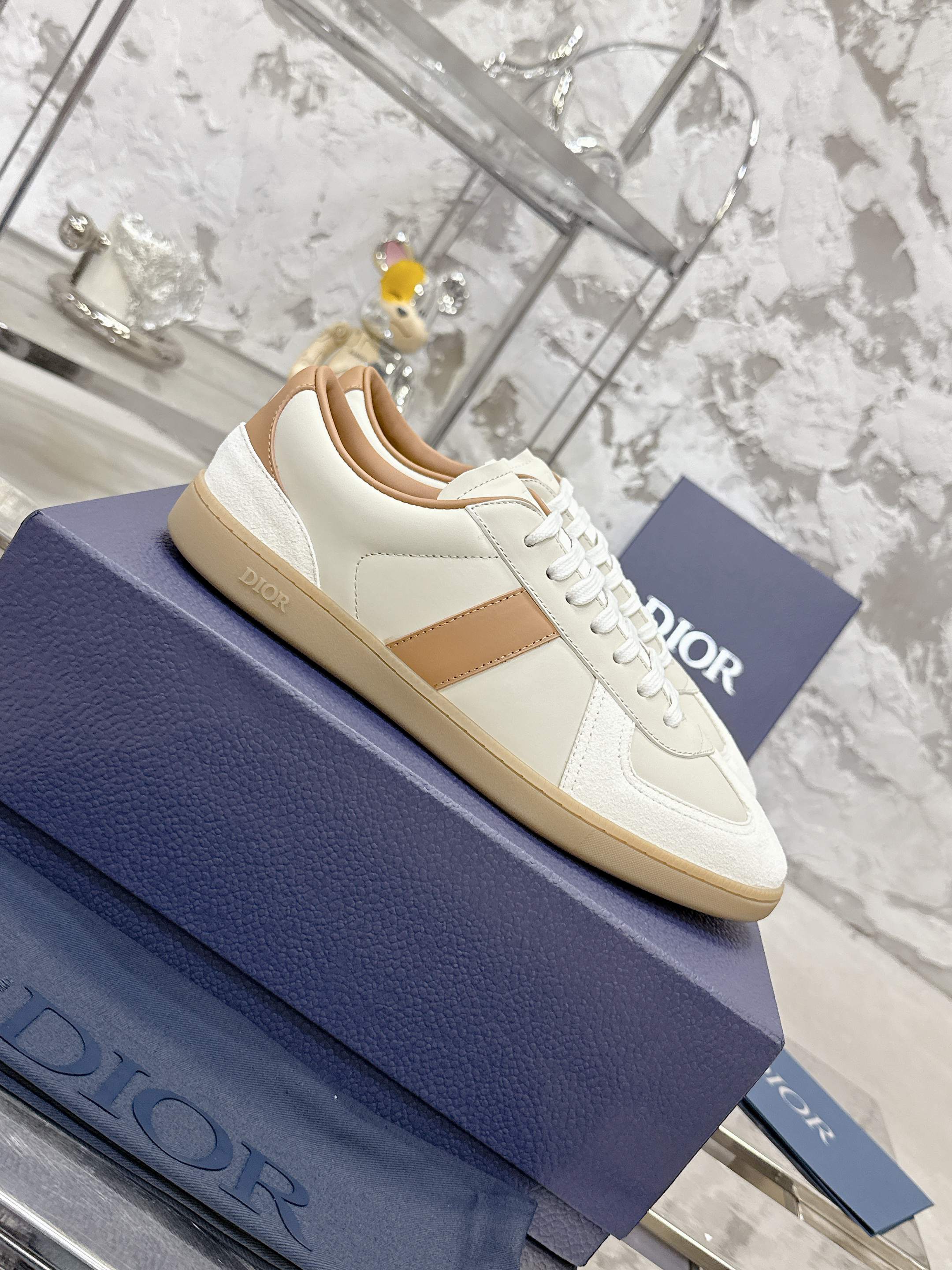 NO:415686,Top version!  !  !  Dior's latest B01 series Matchpoint couples, German training shoes, casual sports shoes, original purchase and development, making products. This B01 Matchpoint sneaker is a new product in the fall 2025 series, marking the return of Dior's classic style, reinterpreting with a stylish and elegant silhouette. It is carefully crafted from black and white smooth cowhide, decorated with gray suede splicing to enhance the style. The tongue and inner side are decorated with Dior logo, and the heel is decorated with CD Icon logo. It is matched with amber rubber sole and embellished with Dior logo, which can be matched with various shapes of the Dior Icons limited series to create exquisite shapes. Delivery counter exquisite packaging Fabric: Original custom imported top layer cowhide Inner: Soft imported cowhide sole:  Original open mold anti-slip TPU material, bottom thickness 2.5CM Size: 38-45, casual shoes/sports shoes, dior, dior, sneakers, cowhide19860909顶级版本！！！ Dior迪奥 最新 B01系列 Matchpoint 情侣款 德训鞋 休闲 运动鞋 原版购入开发 做货 这款 B01 Matchpoint运动鞋是二零二五秋季系列新品,标志着 Dior 经典款式的回归,以时尚优雅的廓形重新诠释.采用黑色和白色光滑牛皮革精心制作,饰以灰色绒面革拼接提升格调.鞋舌和内部侧面饰以 Dior 标志,鞋后跟饰以 CD Icon 标志.搭配琥珀色橡胶鞋底,点缀以 Dior 标志,可与 Dior Icons 限定系列的各式造型搭配,打造精致造型 配送专柜精美包装 面料 : 原版定制进口头层牛皮 内里 : 柔软进口牛皮里 鞋底 : 原版开模防滑TPU材质 底厚 2.5CM Size : 38-45,休闲鞋/运动鞋,dior,dior,sneakers,cowhide,Women's Shoes