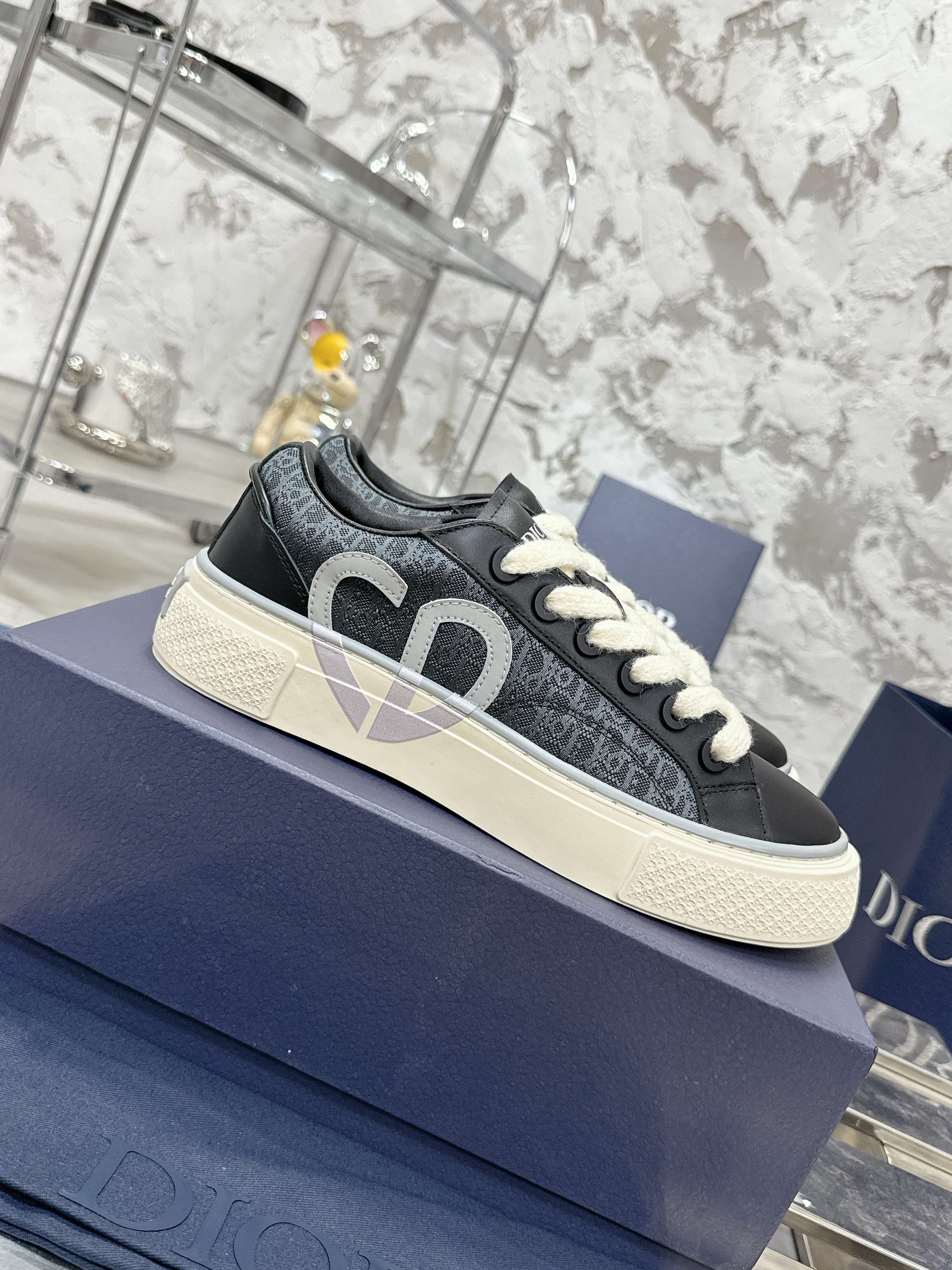 NO:545043,Top version Dior B33 series couple casual shoes Original purchase and development, carefully made of Dior gray cowhide leather, with the same color on the sides CD Diamond pattern canvas inserts. CD Icon The laces and eyelets in the shape are clever and exquisite, and the two-color sole, tongue and heel are decorated with special details, making them more exquisite. Very casual and versatile shoes. Original custom calfskin + Oblique old-fashioned cloth. Inner custom-made breathable inner lining. Outsole original open mold TPU combination sole. Sole thickness 3CM. Size women's size 35-41. Men's size 38-46 (female 41, male 38, 46. Custom-made without return) Electric embroidery. 3D printed love, casual shoes/sports shoes, dior, dior, sneakers, cowhide19860909顶级版本 Dior 迪奥B33系列 情侣款休闲板鞋 原版购入开发做货 采用迪奥灰牛皮革精心制作,侧面饰以同色调 CD Diamond 图案帆布镶片. CD Icon 造型的鞋带孔眼巧妙精致,双色鞋底、鞋舌和鞋跟处均饰以特色细节,更显精致 非常休闲百搭一款鞋子 面料原版定制小牛皮+ Oblique老花布 内里定制透气内里 大底原版开模TPU组合大底 底厚3CM 码数女码35-41 男码38-46（女41,男38,46定做不退换） 电绣全皮压纹 3D打印爱心,休闲鞋/运动鞋,dior,dior,sneakers,cowhide,Women's Shoes