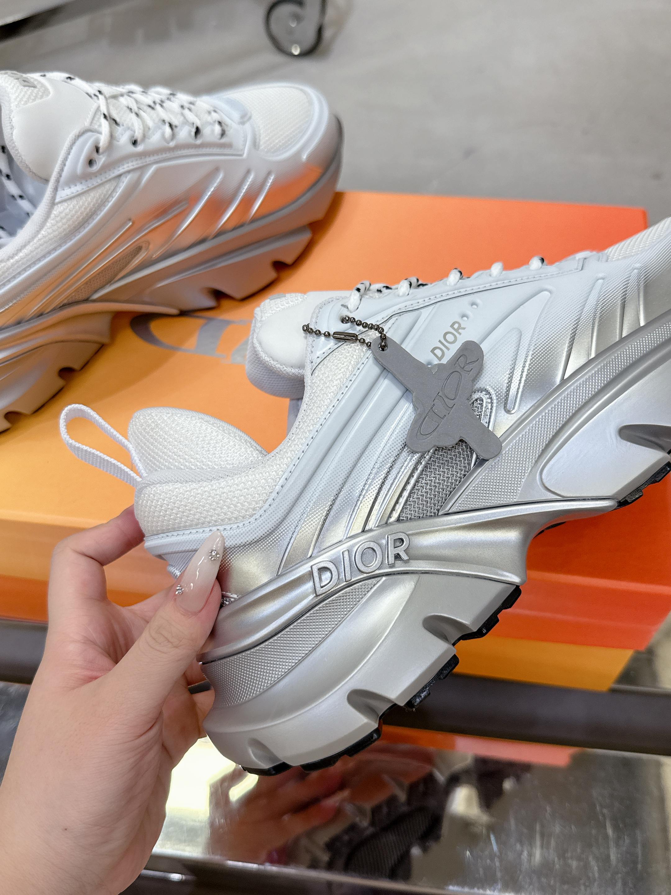 Dior x Lewis Hamilton B44 Blade 限定版 スニーカー