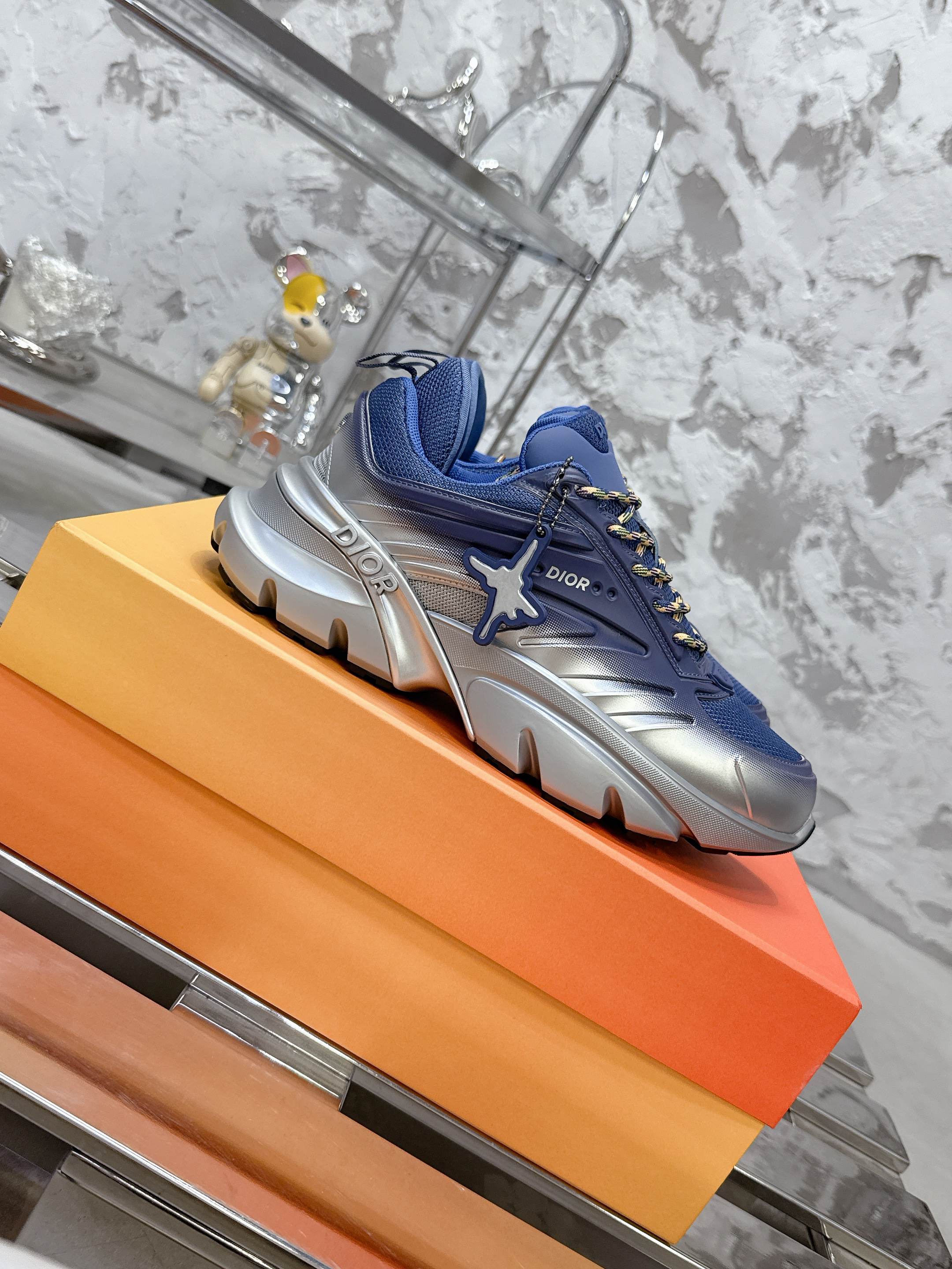 NO:545056,Top version!  !  !  Lewis Hamilton x Dior B44 Blade series Limited model Gradient color Sports shoes Thick sole Casual shoes Original purchase and development Made this B44 Blade sneaker comes from the DIOR AND LEWIS HAMILTON limited series, with a full silhouette design, eye-catching and fashionable, inspired by the age. It is carefully crafted with gradient black and silver tones mesh fabric, paired with the same tone technology fabric, and the sole is decorated with contrasting Blade inserts to pay tribute to running. The DIOR AND LEWIS HAMILTON logo hanging down from the eyelets, with Dior on the upper, heel and sides  Logo embellishment. It looks more refined with three-color shoelaces. The backside interior padded support design highlights the sporty aesthetic style, which can add a modern style to various casual styles. The delivery counter is exquisitely packaged. The original imported top layer cowhide inner layer is imported breathable net. The sole is original open mold-proof rubber material. The bottom thickness is 5.5CM. Size: men's 38-46, casual shoes/sports shoes, dior, sneakers, cowhide19860909顶级版本！！！ Lewis Hamilton x Dior B44 Blade系列 限定款 渐变色 运动鞋 厚底 休闲鞋 原版购入开发 做货 这款 B44 Blade 运动鞋来自 DIOR AND LEWIS HAMILTON 限定系列,采用充盈的廓形设计,醒目时尚,灵感源自 年代.采用渐变黑色和银色调网眼织物精心制作,搭配同色调科技面料拼接,鞋底饰以对比鲜明的 Blade 镶片,向跑步运动致敬.DIOR AND LEWIS HAMILTON 标志吊饰从孔眼垂悬而下,鞋面、鞋跟和侧面均以 Dior 标志点缀.搭配三色鞋带更显精致,后侧内部加垫支撑设计彰显运动审美风格,可为各式休闲造型增添现代风范 配送专柜精美包装 面料原版进口头层牛皮 内里原版进口透气网里 鞋底原版开模防滑橡胶材质 底厚5.5CM Size:男款38-46,休闲鞋/运动鞋,dior,sneakers,cowhide,Women's Shoes