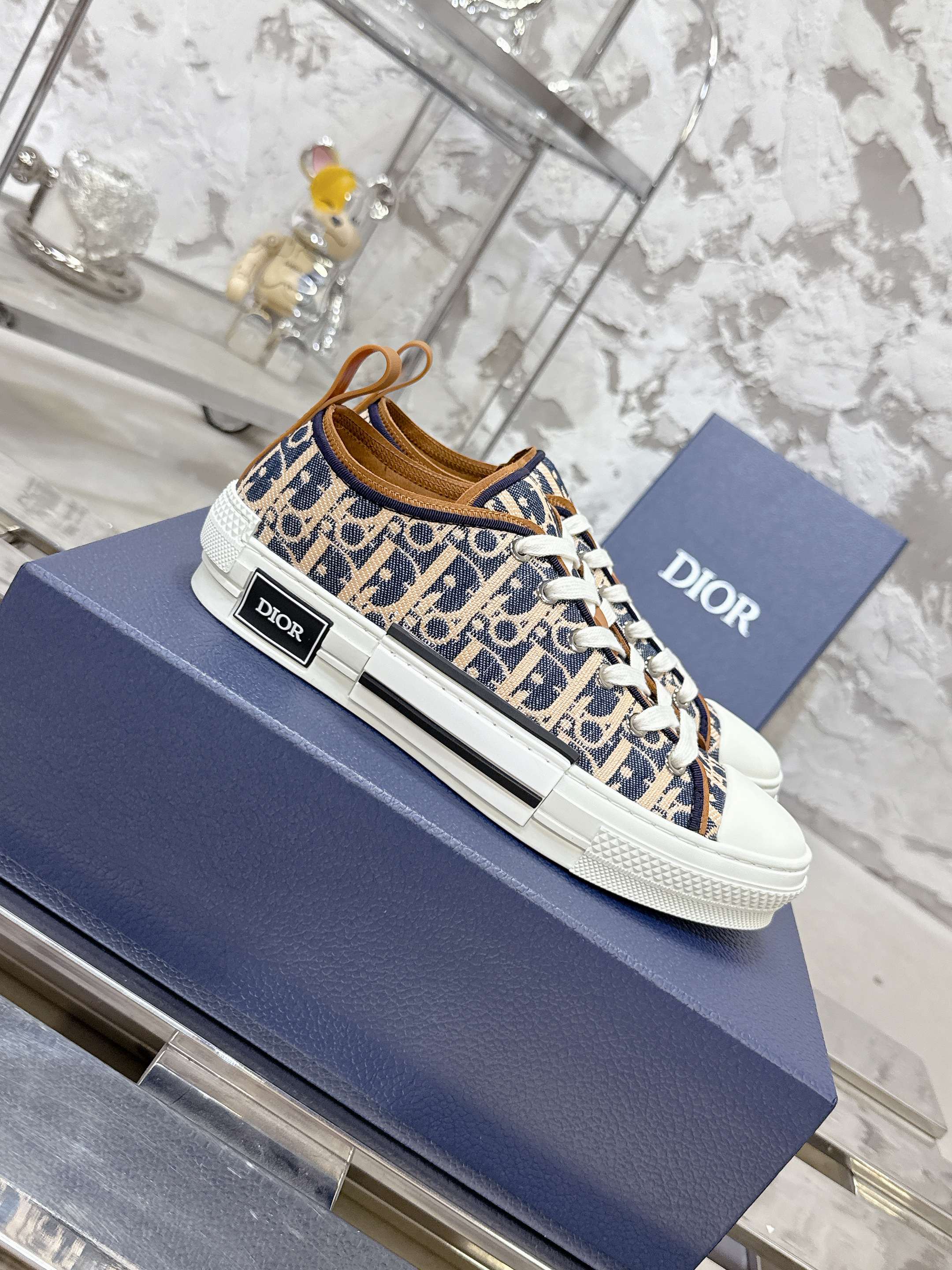 NO:480921,Top version!  !  !  Dior B23 classic series couple models, high top, low top, casual sneakers, board shoes [all year-round] version has been debugged to the extreme!  Top version of the market!  This B23 high-top sneaker is decorated with beige and black Oblique print. Classic details such as eyelets and front laces, white rubber sole with contrasting effect, round reinforced toe and rear lifting ring are cleverly matched with soft cowhide leather lining to highlight the charm of this sneaker. It can be easily matched with various casual styles. Delivery counter exquisite packaging Fabric: Original custom Oblique printed fabric Imported microfiber lining in the inner lining Original open mold TPU outsole Sole Thickness 3.5CM Size: Women's 35-41 (41 custom made) Size: Men's 38-46 (38/46 custom made), casual shoes/sports, dior, dior, sneakers, cowhide19860909顶级版本！！！ Dior迪奥B23经典系列情侣款 高帮 低帮 休闲 运动鞋 板鞋【常年现货】版本已调试到极致！市场顶配版本！这款 B23 高帮运动鞋饰以米色和黑色 Oblique 印花.孔眼与正面鞋带、饰以对比效果拼接的白色橡胶鞋底、圆形加固鞋头和后侧提拉环等经典细节,与柔软的牛皮革里料巧妙搭配,彰显这款运动鞋的魅力.可与各式休闲造型轻松搭配 配送专柜精美包装 面料:原版定制Oblique 印花布 内里进口超细纤维里料 鞋底原版开模TPU大底 底厚3.5CM Size:女款35-41（41订做） Size:男款38-46（38/46订做）,休闲鞋/运动鞋,dior,dior,sneakers,cowhide,Women's Shoes
