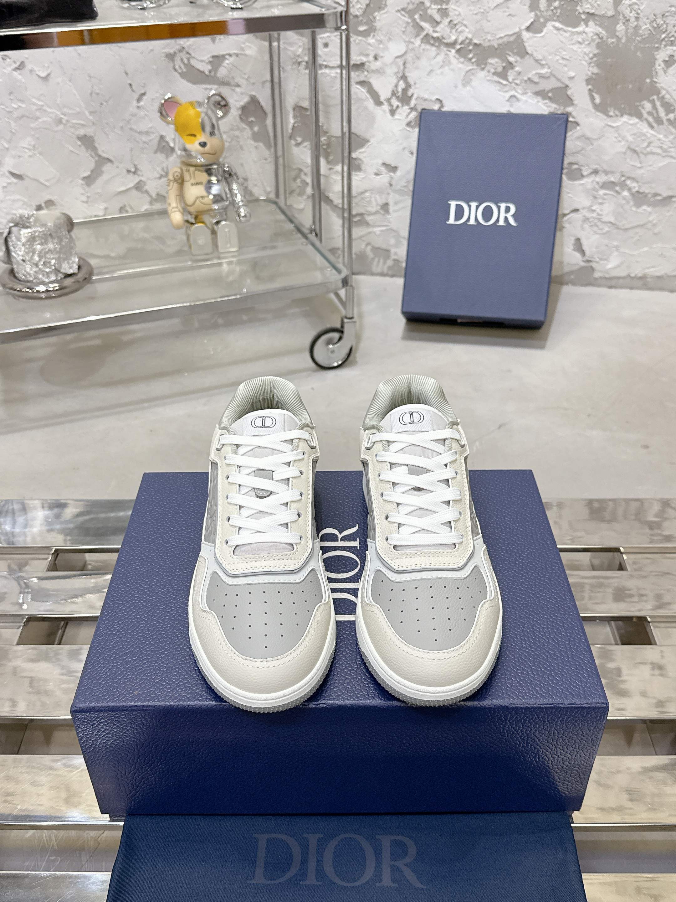 NO:480929,Dior B27 series couples, presbyopia, stone pattern, casual sneakers, board shoes, original purchase and development, making products. This B27 low-top sneakers are a new product in this series, continuing the classic Dior style. They are carefully crafted in white and gray smooth cowhide leather, with white Oblique Galaxy printed leather inserts on the sides. The 'CD Icon'-shaped lace eyelets are clever and exquisite, and the brand's iconic details are available on the two-color rubber sole, rear side mouth and heel, which enhances the style. Fashionable and versatile, can add luster to various styles. Exquisite packaging for delivery counters. Original custom calfskin + Oblique presbyterian cloth, custom-made inner lining, original open mold TPU combination sole, bottom thickness 3CM Size women's size 35-41 /  Men's size 38-46, casual shoes/sports shoes, dior, dior, sneakers, cowhide19860909Dior迪奥B27系列 情侣款 老花 石头纹 休闲 运动鞋 板鞋 原版购入开发 做货 这款 B27 低帮运动鞋是该系列新品,延续 Dior 的经典款式.采用白色和灰色光滑牛皮革精心制作,侧面饰以白色 Oblique Galaxy 印花皮革镶片.“CD Icon”造型的鞋带孔眼巧妙精致,双色橡胶鞋底、后侧鞋口和鞋跟处均带有品牌标志性细节,提升格调.时尚百搭,可为各式造型增光添彩. 配送专柜精美包装 面料原版定制小牛皮+ Oblique老花布 内里定制透气内里 大底原版开模TPU组合大底 底厚3CM Size女码35-41 / 男码38-46,休闲鞋/运动鞋,dior,dior,sneakers,cowhide,Women's Shoes
