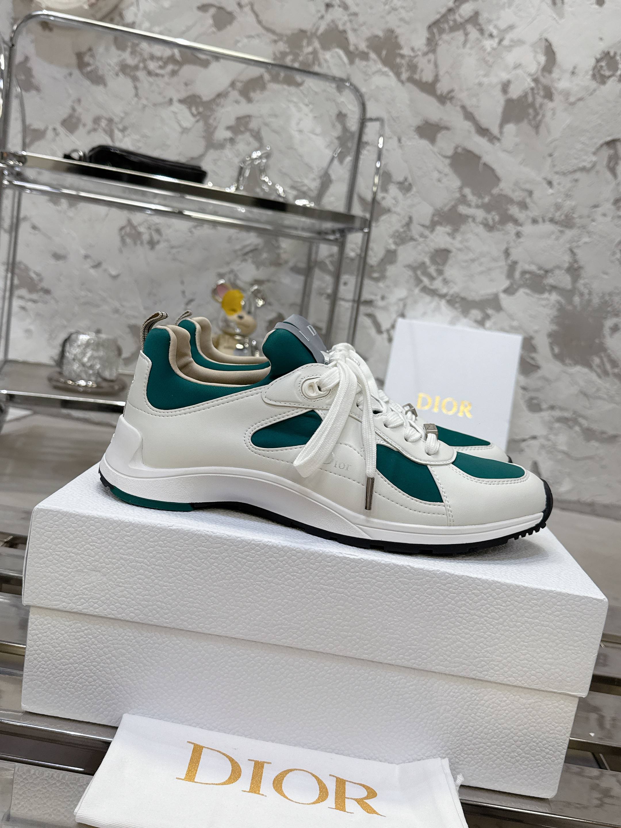 NO:545035,Top version!  !  !  Dior latest catwalk Mile series casual sneakers original purchase and development Made this Dior 26SS show item Mile sneakers design manuscript was released, handed by creative director Jonathan Anderson, for the 2026 Spring and Summer (SS26) series. The manuscript outlines the shoe shape with simple lines, and the unique structure has begun to show creativity and ingenuity. The delivery counter is exquisitely packaged. Fabric: original customized cowhide + mesh inner lining: imported breathable mesh sole: original open mold rubber foam material bottom thickness 2.5cm Size: men's 39-46, casual shoes/sports shoes, dior, dior, sneakers, cowhide19860909顶级版本！！！ Dior迪奥 最新 走秀款Mile系列 休闲 运动鞋 原版购入开发 做货 这款Dior 26SS 秀场单品 Mile 运动鞋设计手稿释出,由创意总监 Jonathan Anderson 操刀,为2026 春夏（SS26）系列打造,手稿以简洁线条勾勒鞋型,独特结构初现创意巧思 配送专柜精美包装 面料 : 原版定制牛皮+网面 内里 : 进口透气网里 鞋底 : 原版开模橡胶发泡材质 底厚 2.5cm Size : 男款39-46,休闲鞋/运动鞋,dior,dior,sneakers,cowhide,Women's Shoes