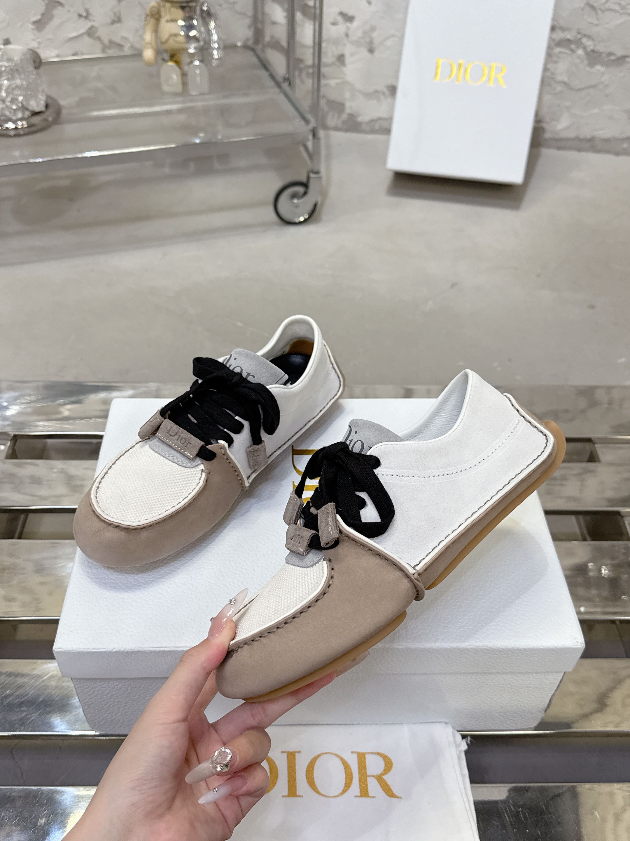 Dior Roadie スニーカー - 手工製 & ラグジュアリーデザイン