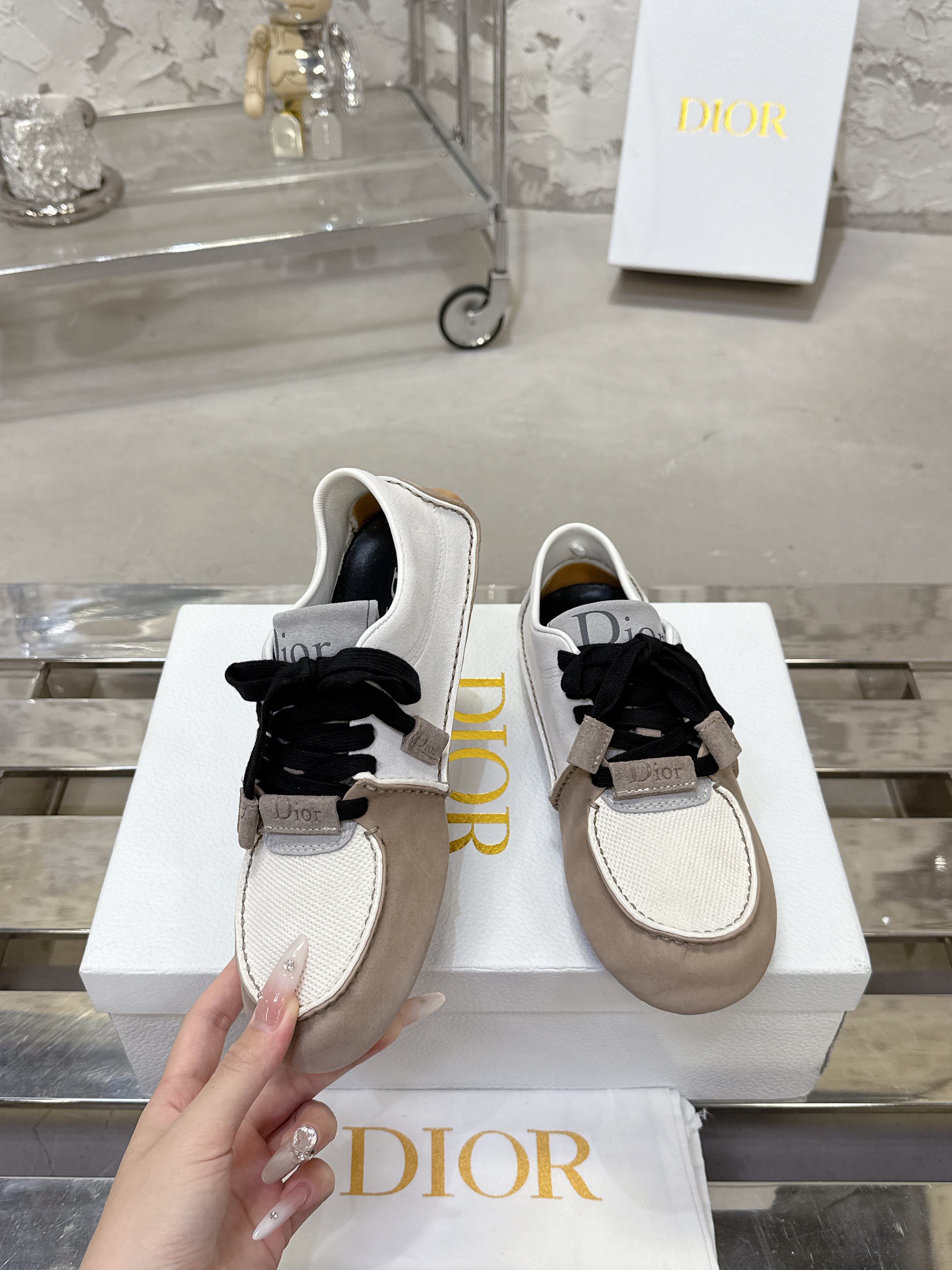 Dior Roadie スニーカー - 手工製 & ラグジュアリーデザイン