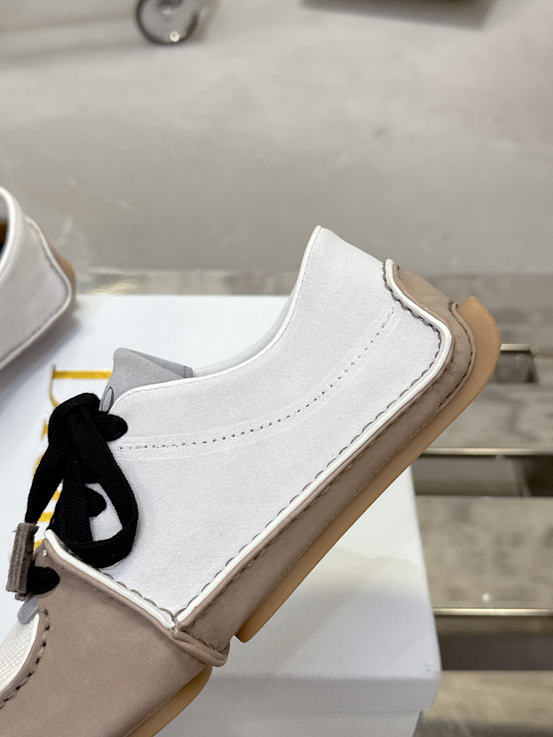 Dior Roadie スニーカー - 手工製 & ラグジュアリーデザイン