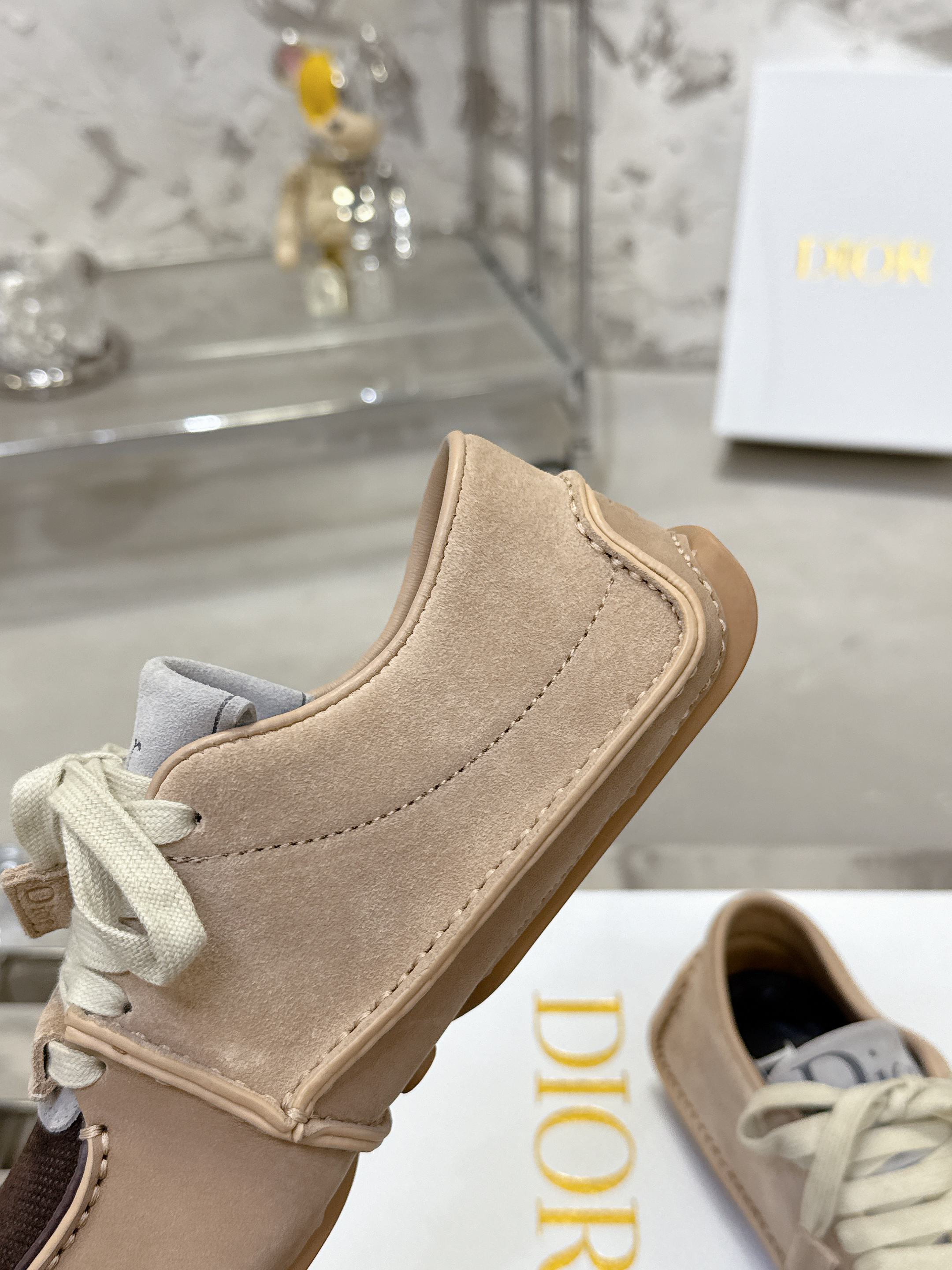 Dior Roadie スニーカー - 手作りのラグジュアリーと持続可能性