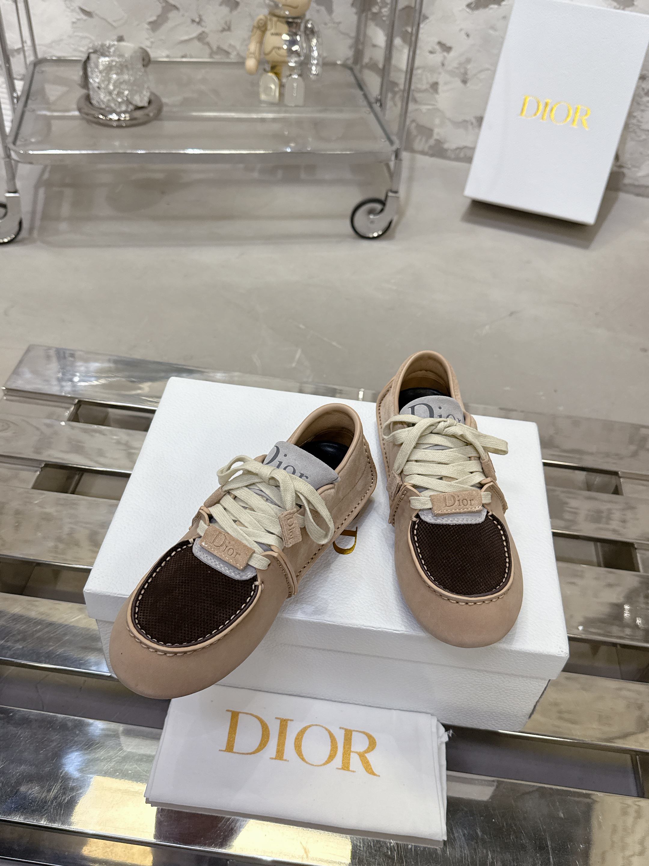 Dior Roadie スニーカー - 手作りのラグジュアリーと持続可能性