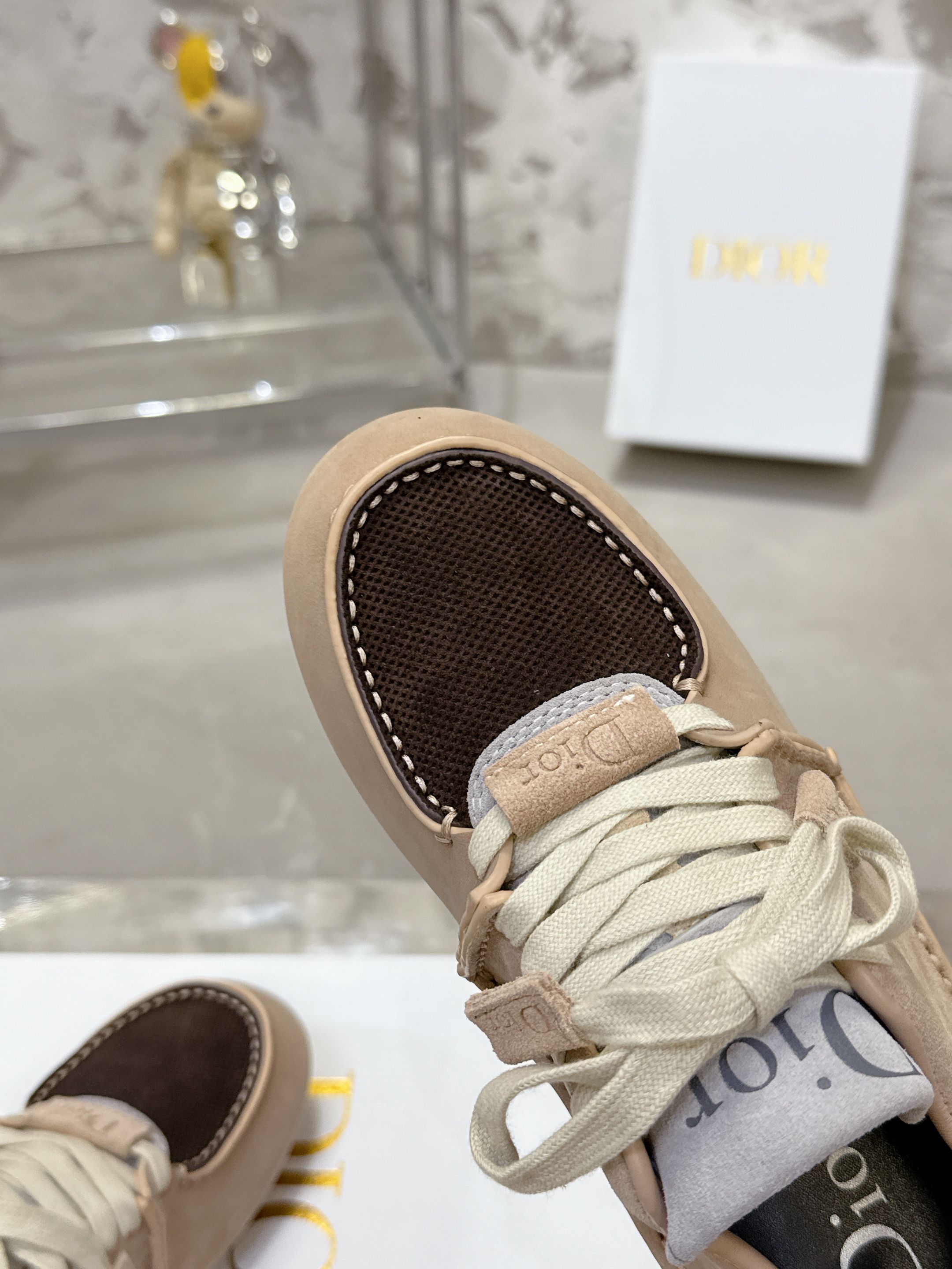 Dior Roadie スニーカー - 手作りのラグジュアリーと持続可能性