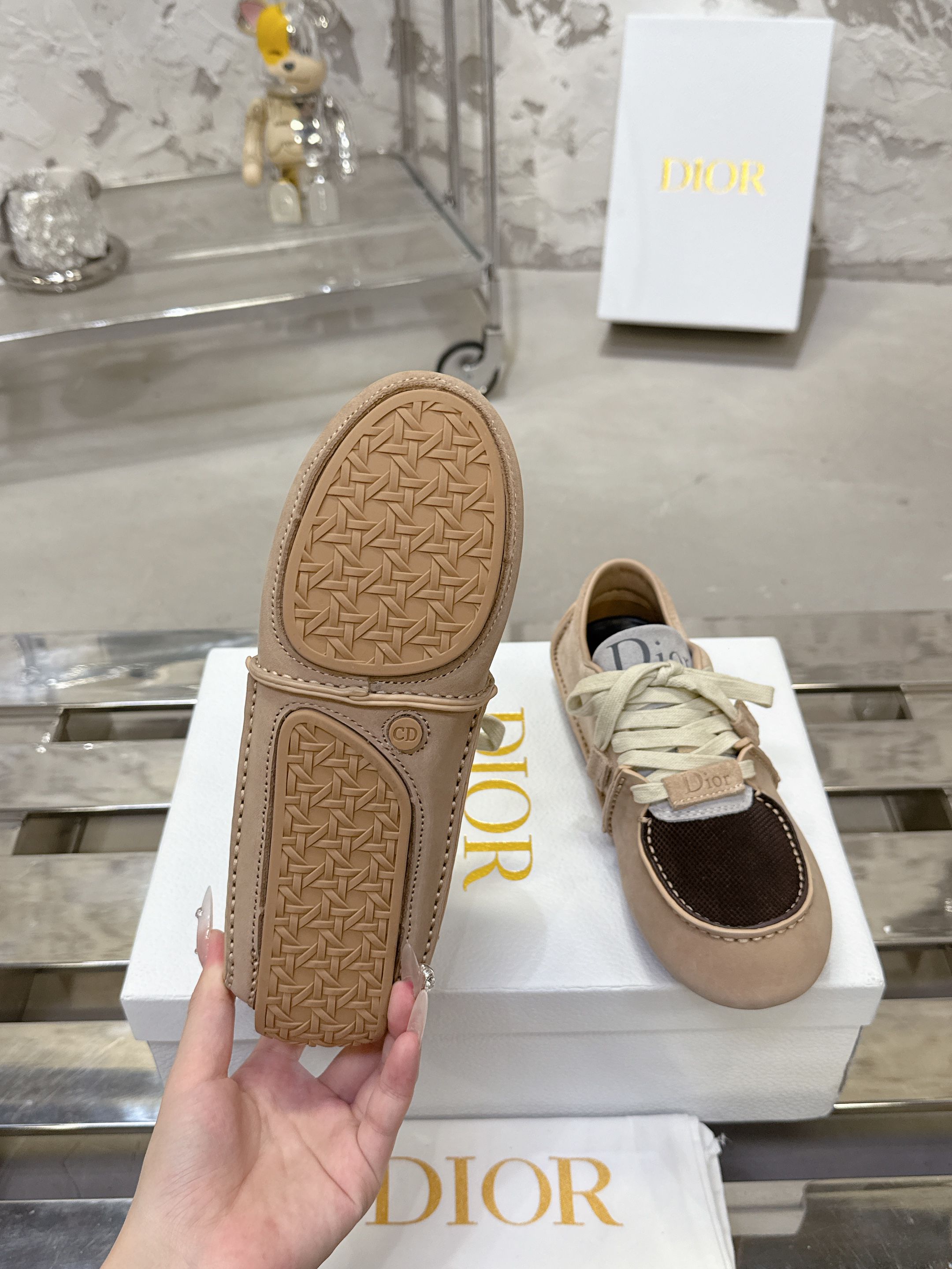 Dior Roadie スニーカー - 手作りのラグジュアリーと持続可能性