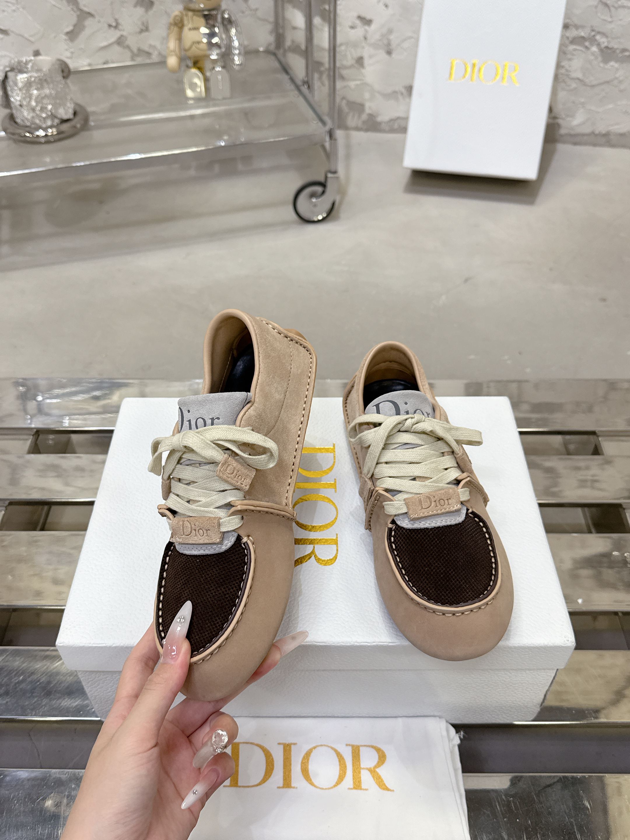 Dior Roadie スニーカー - 手作りのラグジュアリーと持続可能性