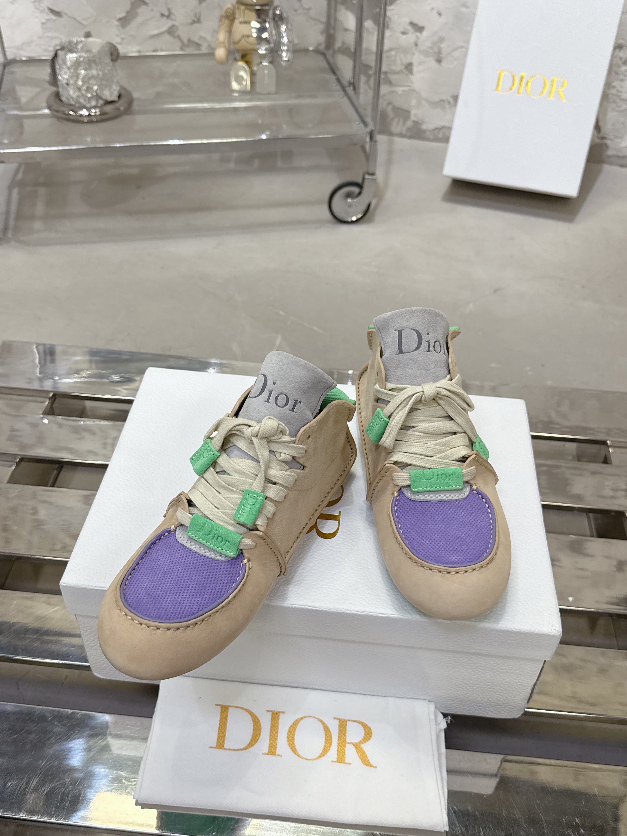 Dior Roadie スニーカー - 手作りのエレガンスと持続可能性