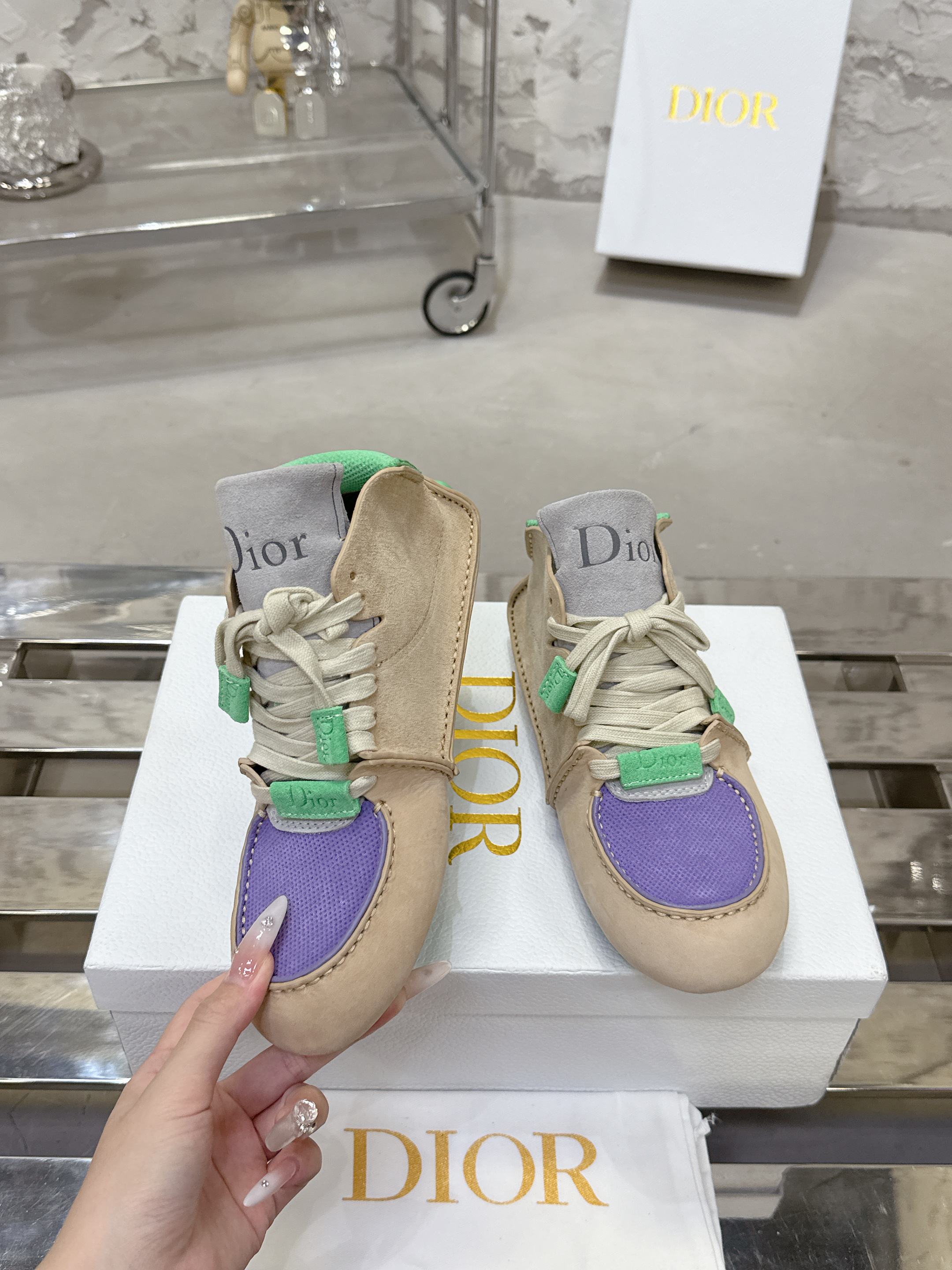 Dior Roadie スニーカー - 手作りのエレガンスと持続可能性