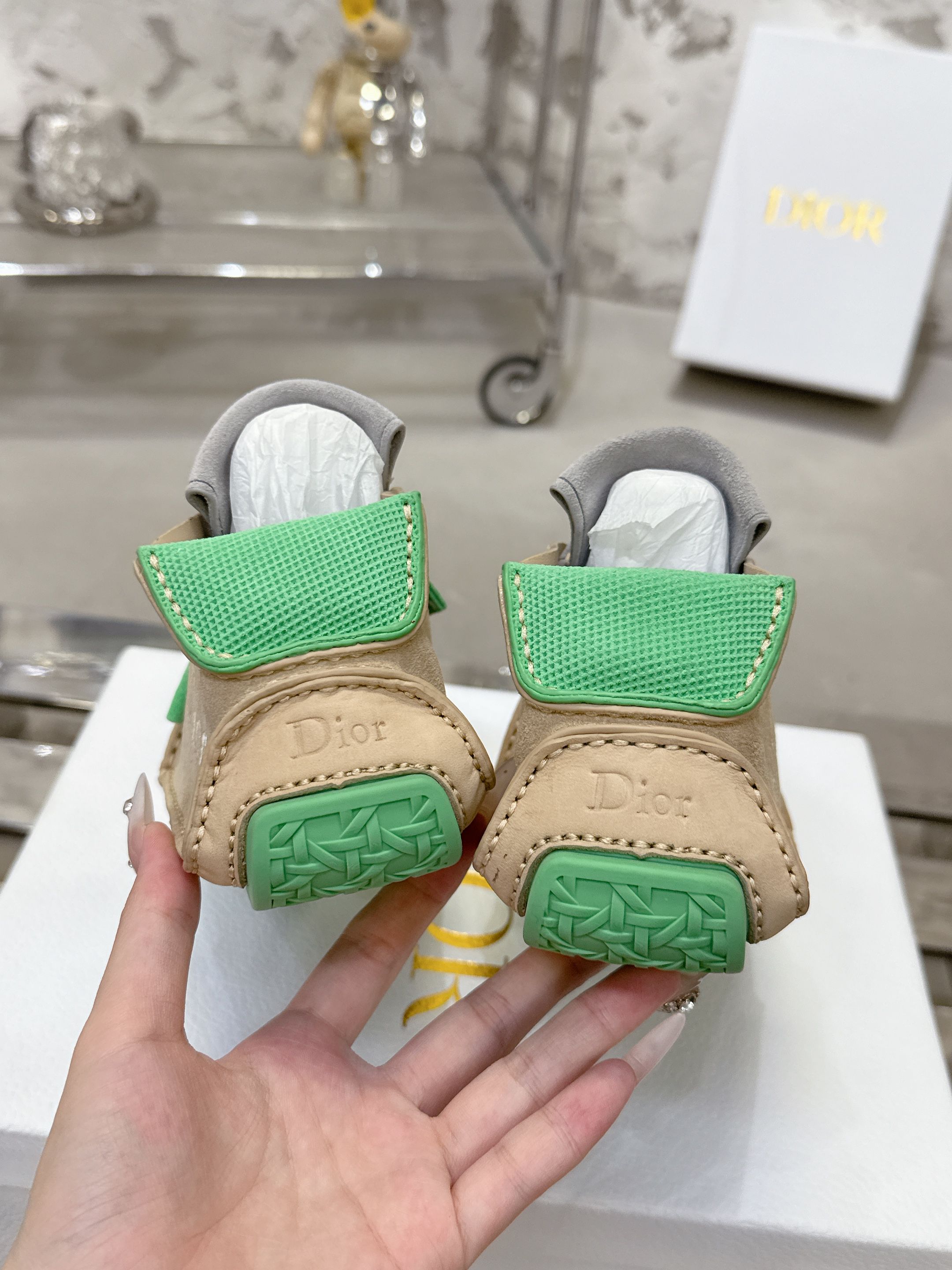 Dior Roadie スニーカー - 手作りのエレガンスと持続可能性