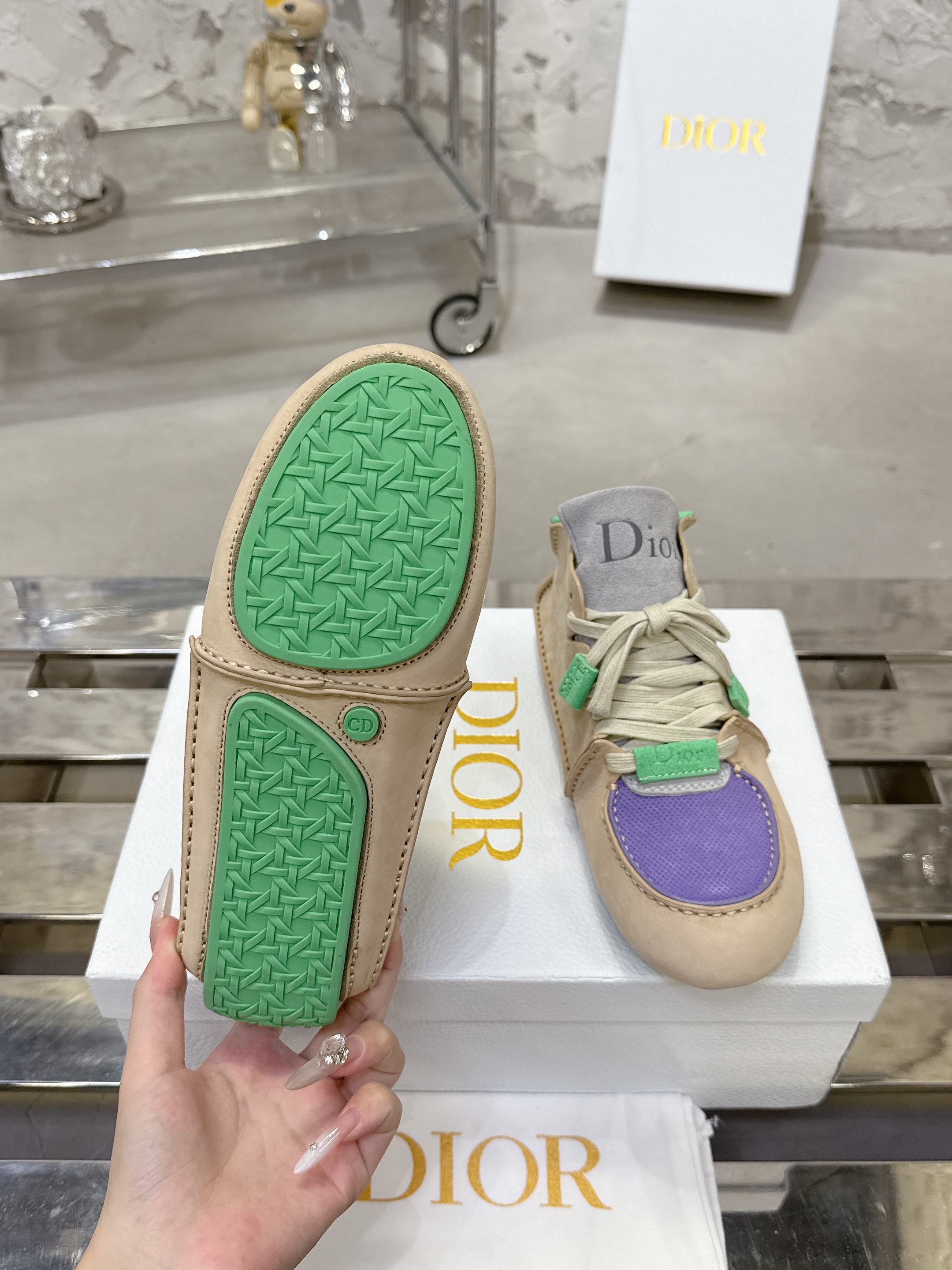 Dior Roadie スニーカー - 手作りのエレガンスと持続可能性