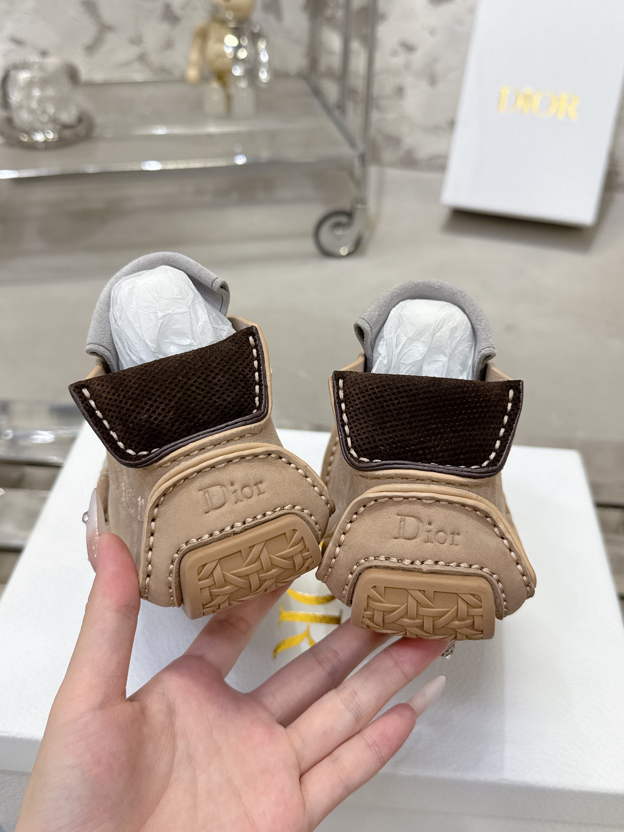 Dior Roadie スニーカー - 手工製のラグジュアリーなカジュアルシューズ