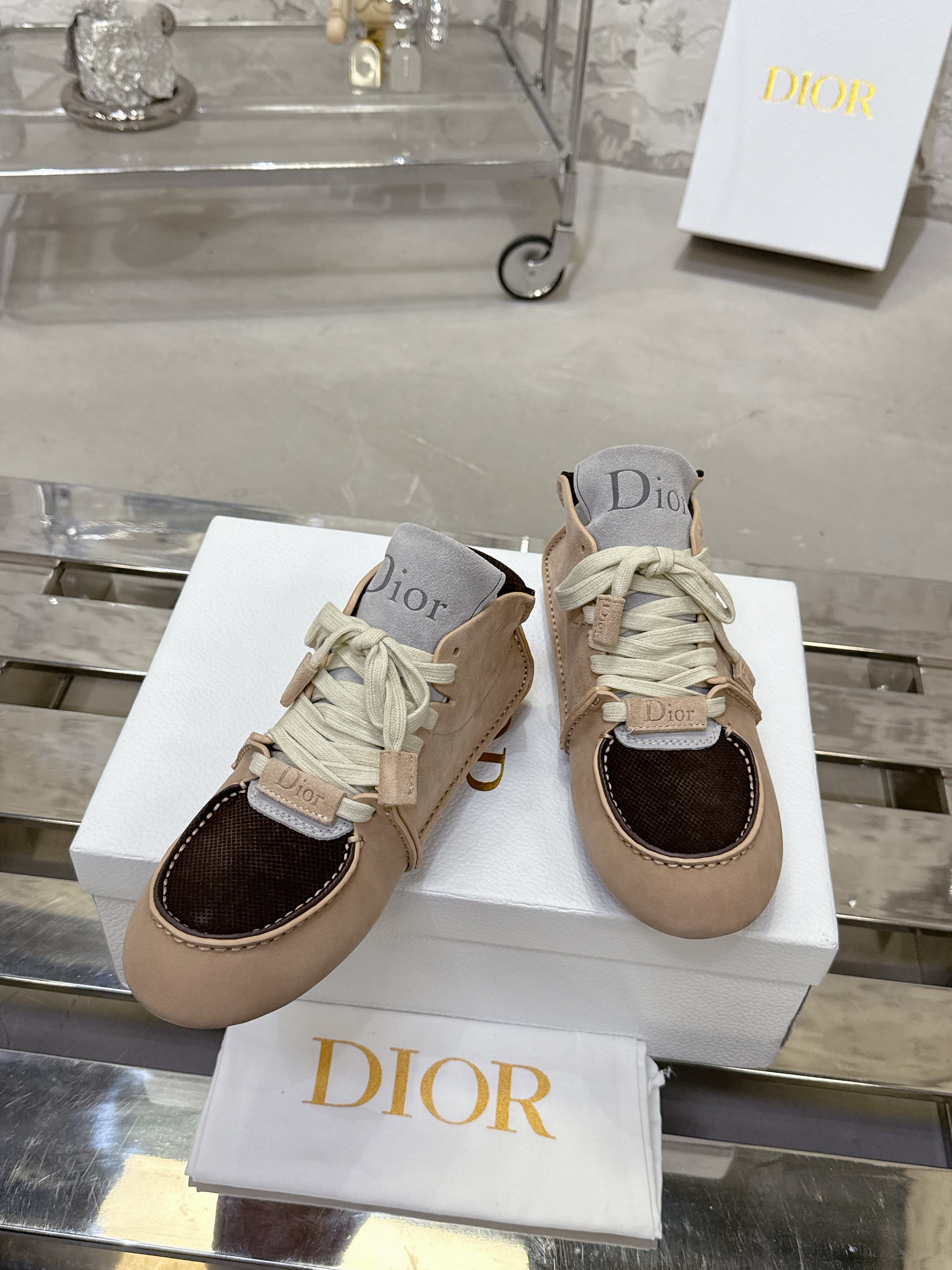 Dior Roadie スニーカー - 手工製のラグジュアリーなカジュアルシューズ