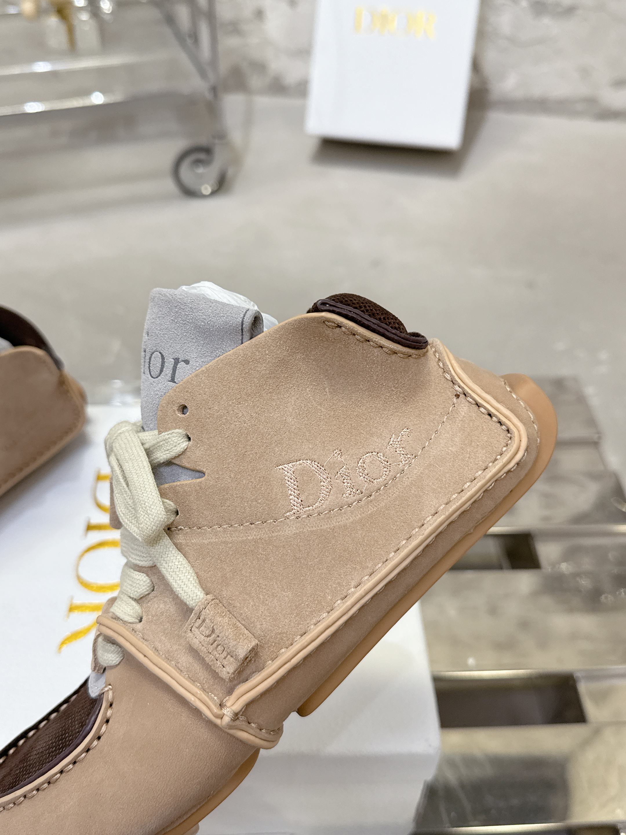 Dior Roadie スニーカー - 手工製のラグジュアリーなカジュアルシューズ