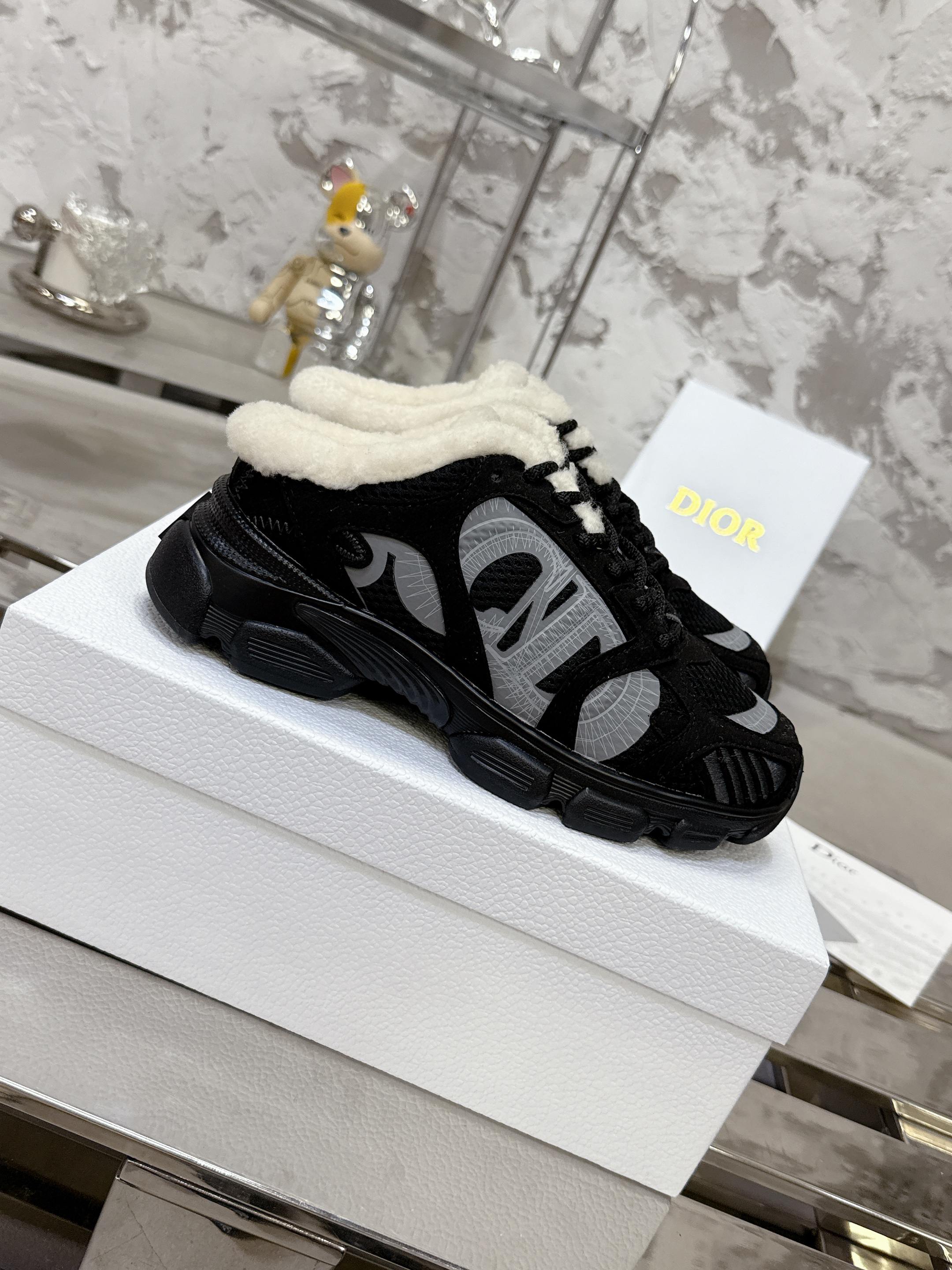 NO:612615,DIOR CHRONO high version. Originally developed with a new TPU absorbent film, ultra-light and soft combination outsole. Sports style... sports shoes... dad shoes... super beautiful on the feet... stars and internet celebrities from all over the world wear them... dazzling logos, classic and versatile for all seasons... painting-style sneakers that you can fall in love with at a glance; a mix of leather and mesh painting art materials. The inner lining is made of real wool with CDs outlined with fine lines on the sides.  The logo is unique... Full of details... The quality is completely consistent with that of the counter. It is equipped with the original packaging of the counter. SIZE35-41 Women's 41 Customized non-returnable. Dad's shoes, fur shoes, dior, dior, sneakers19860909DIOR CHRONO 迪奥老爹鞋 高版本. 原版开发全新TPU吸膜超轻极软组合大底. 运动风格…运动鞋..老爹鞋.. 上脚超美超赞..各路明星网红纷纷上脚..耀眼logo经典百搭四季皆宜..一眼就能爱上的绘画风格运动鞋；皮革与网面绘画艺术材质的混搭.内里采用真羊毛内里侧面细线勾勒的CD logo别出心栽..细节满满… 品质完全与专柜一致..配置专柜原版包装. SIZE35-41 女41定做不退换.,老爹鞋毛毛鞋,dior,dior,sneakers,Women's Shoes